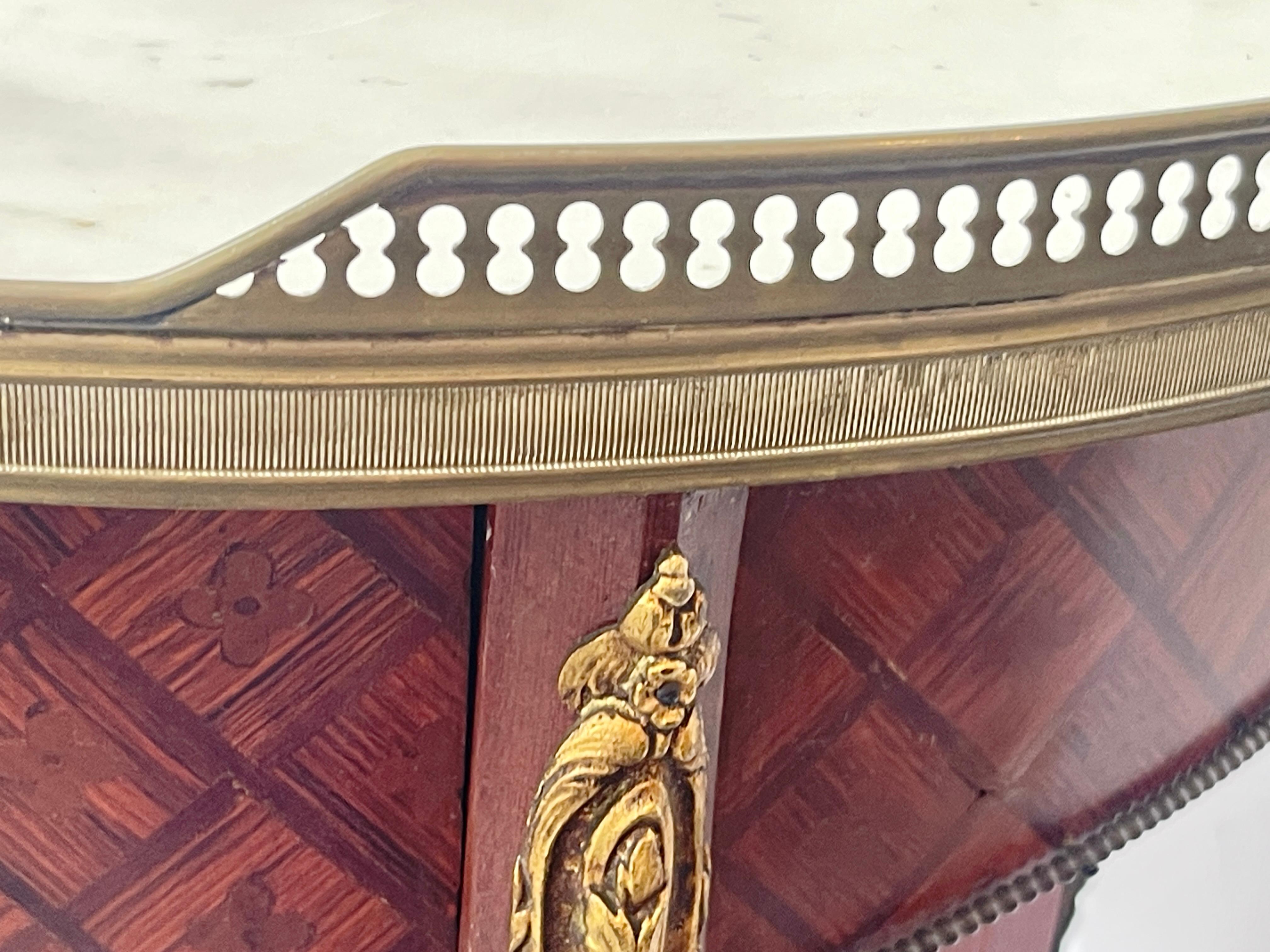 French Marquetry Wood Brass Gallery Marble Top Gueridon Table, Early 20Th. C Bronce en venta