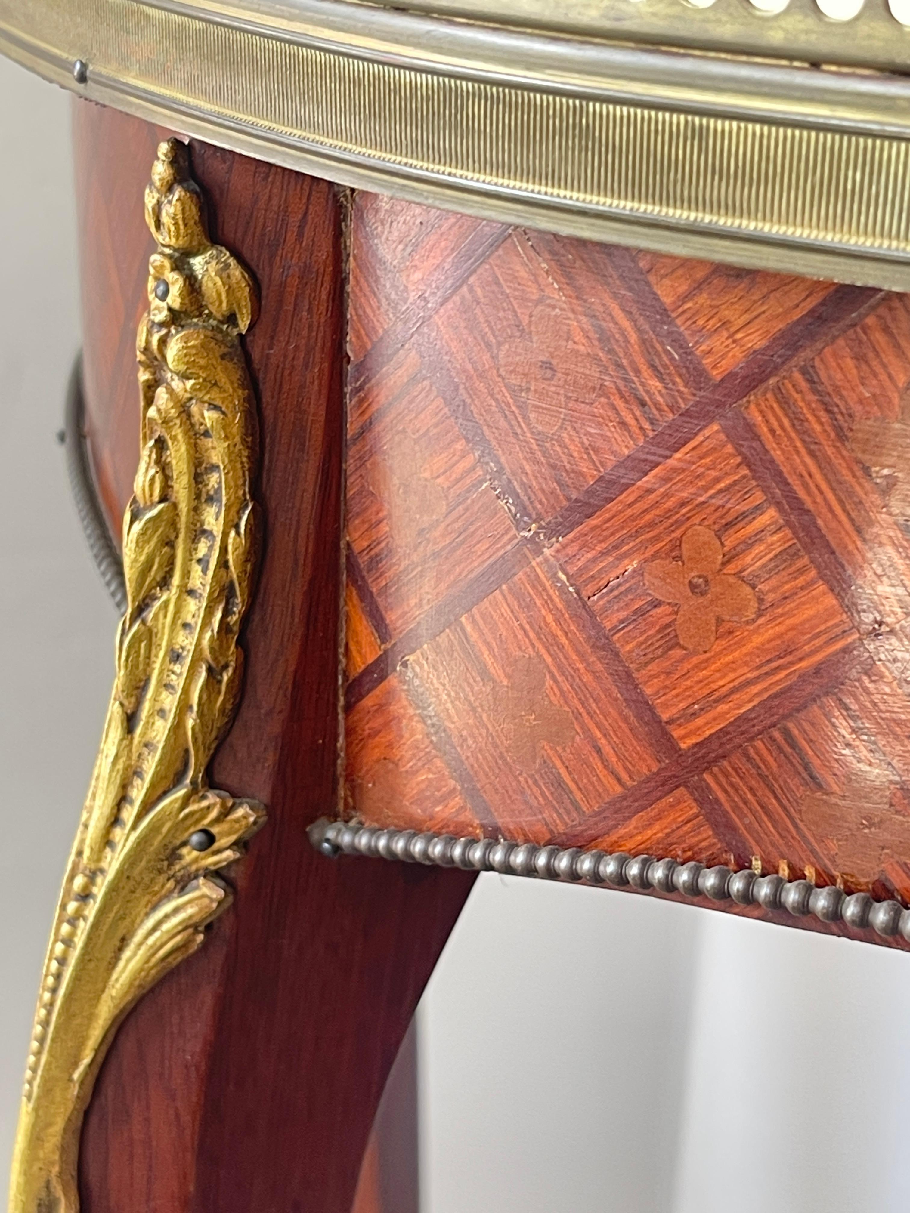 French Marquetry Wood Brass Gallery Marble Top Gueridon Table, Early 20Th. C en venta 2