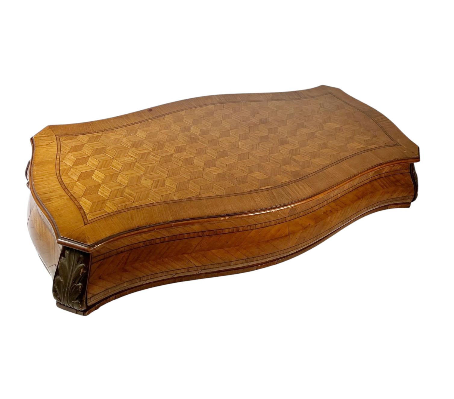 Ein elegantes Plateau aus französischem Intarsienholz, um 1870, das sich durch feine Handwerkskunst und raffiniertes Design auszeichnet. Das Plateau hat eine wunderschön geschnitzte, schlangenförmige Front und Seiten, die eine anmutige, fließende