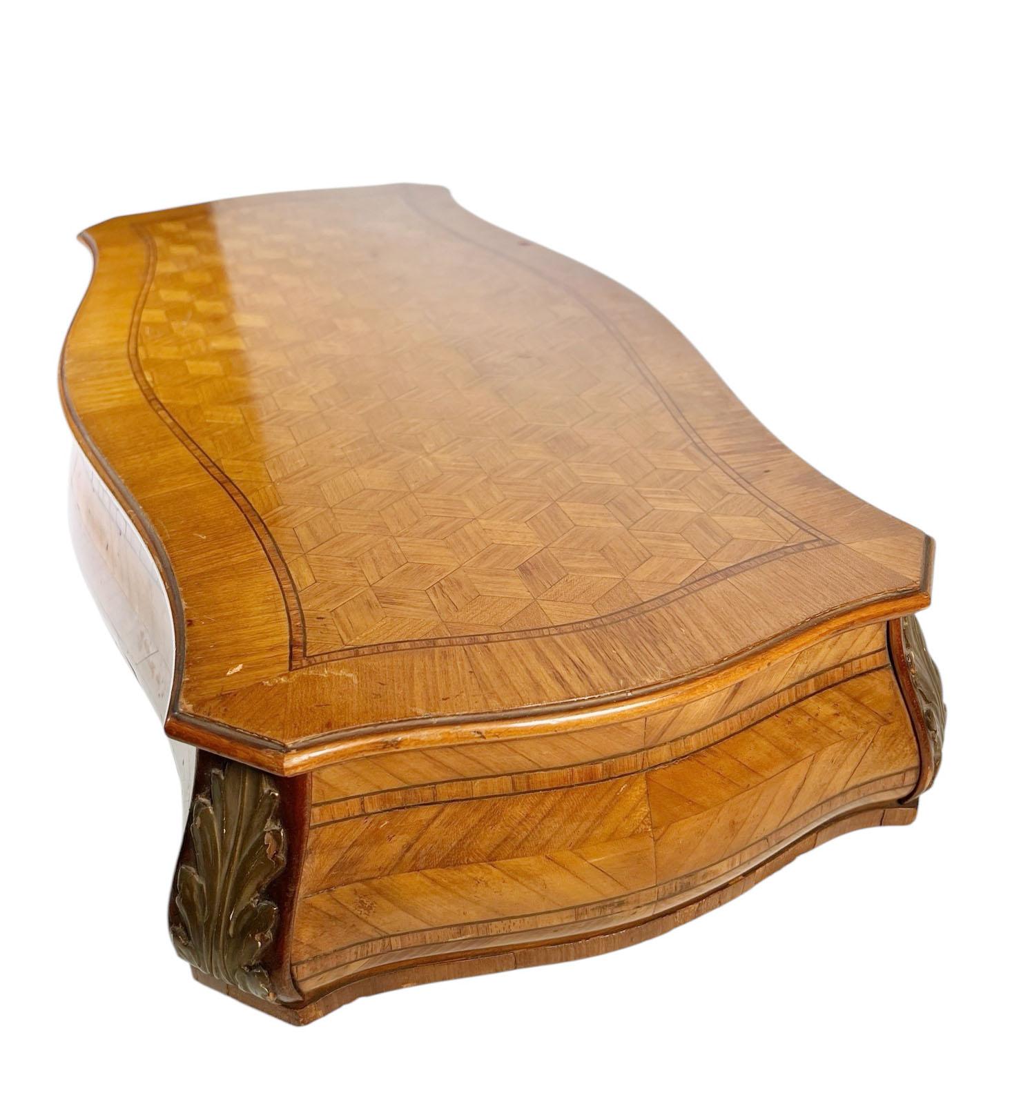 Französisches Intarsien-Holzplateau mit geschnitzter Serpentinenfront und -seiten im Zustand „Gut“ im Angebot in Dallas, TX