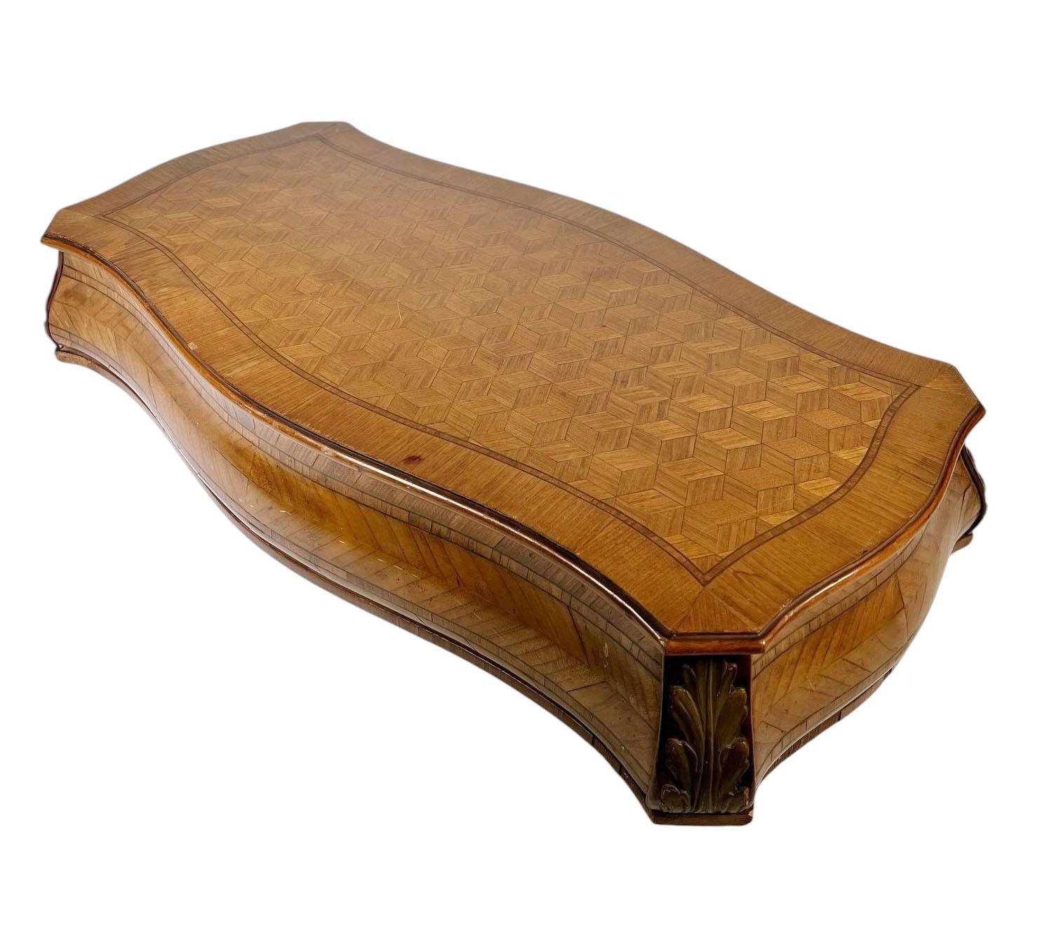 Französisches Intarsien-Holzplateau mit geschnitzter Serpentinenfront und -seiten im Angebot 1