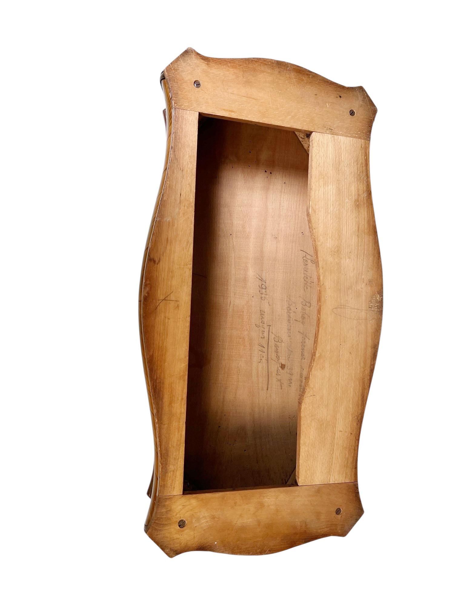 Französisches Intarsien-Holzplateau mit geschnitzter Serpentinenfront und -seiten im Angebot 3