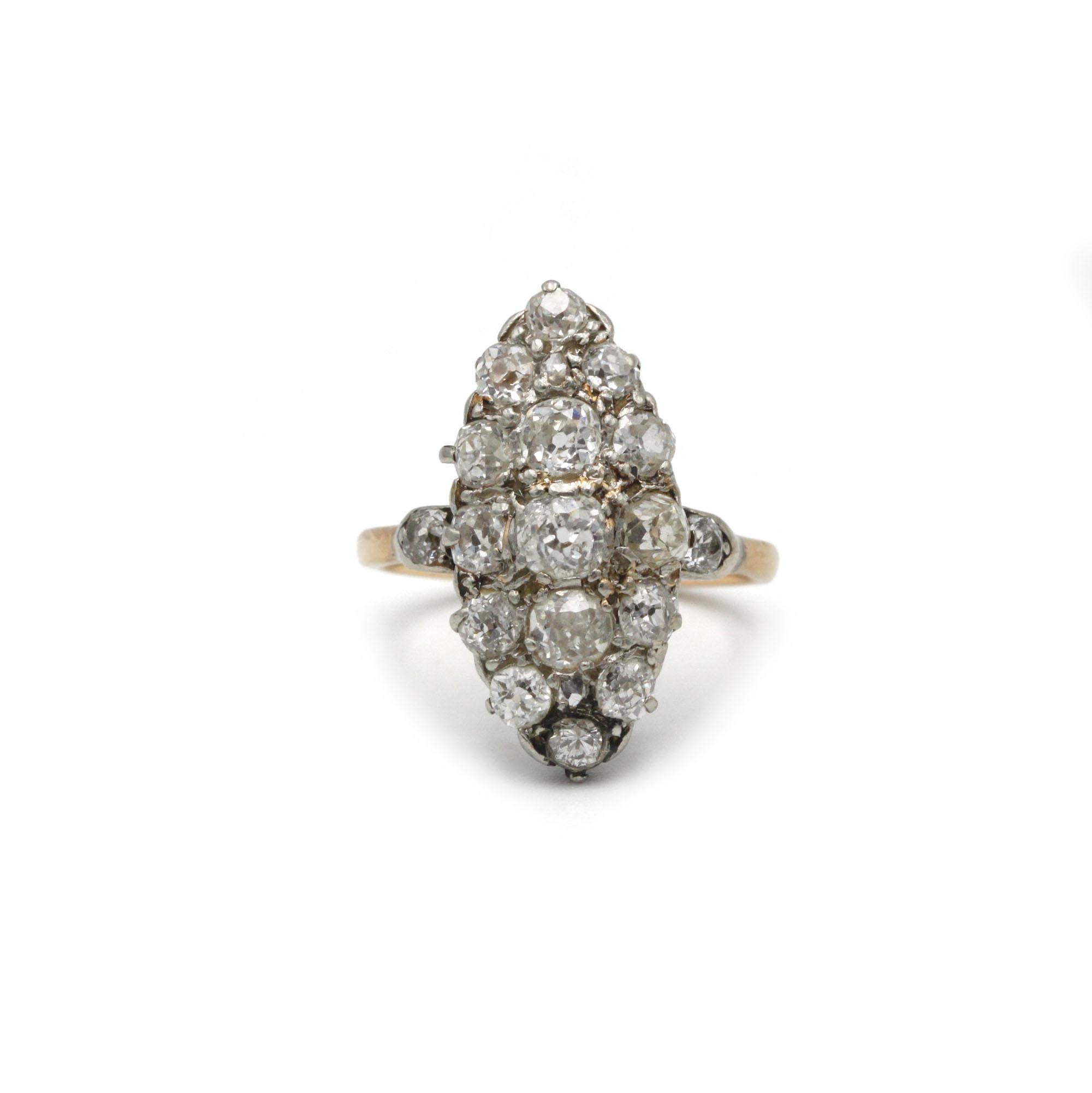 Une grappe raffinée en forme de marquise qui allie le charme du vintage à la facilité de porter au quotidien. Cette élégante bague présente quinze diamants de taille ancienne sertis étroitement les uns contre les autres pour créer une silhouette