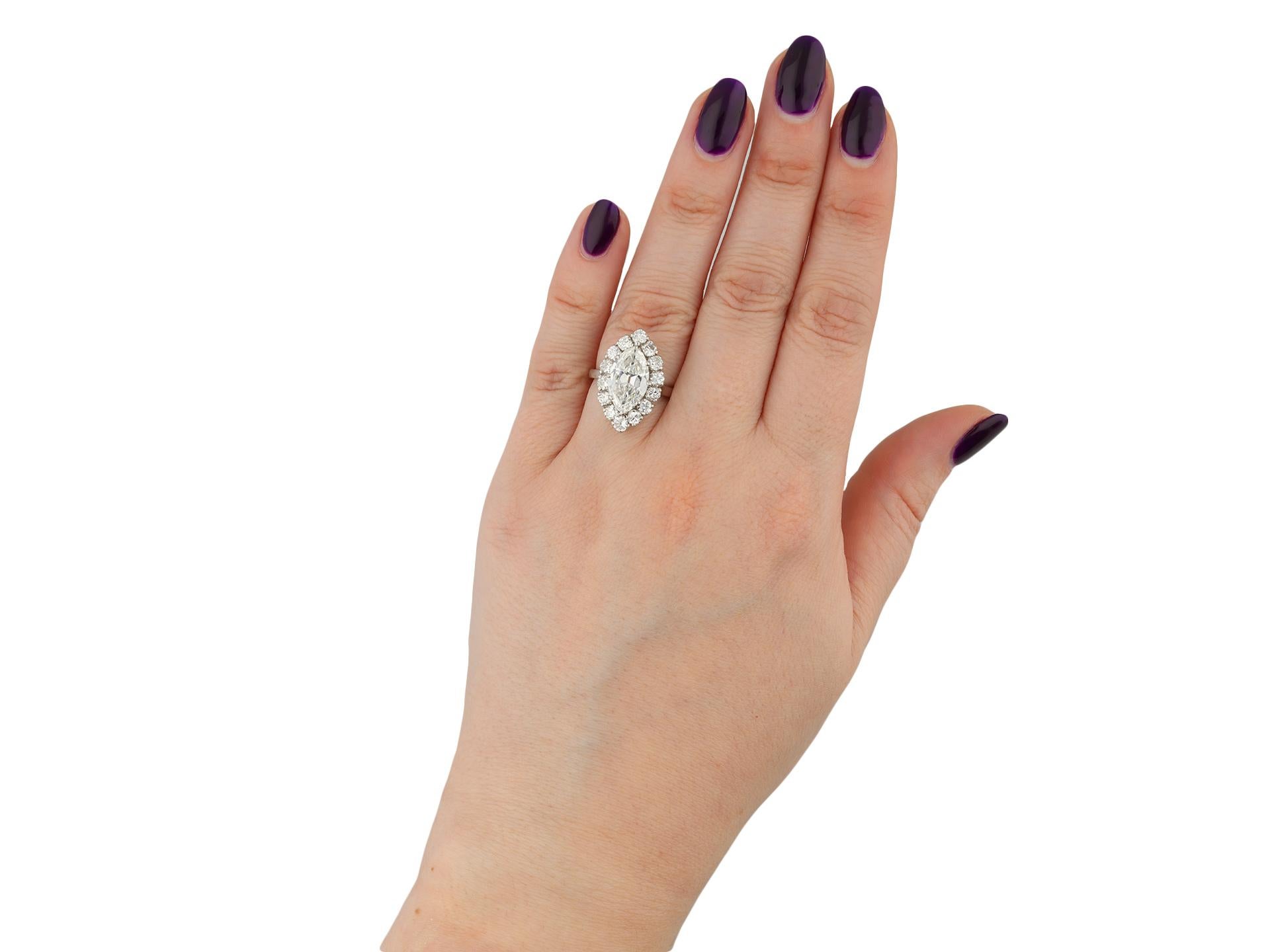Französischer Marquise-Diamant-Cluster-Ring aus Gold und Platin im Angebot 1