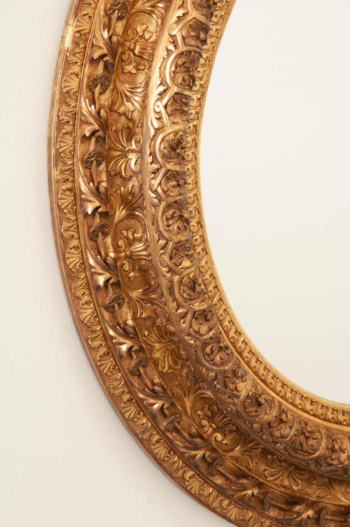 Sculpté à la main Miroir ovale massif en bois doré Napoléon III en vente