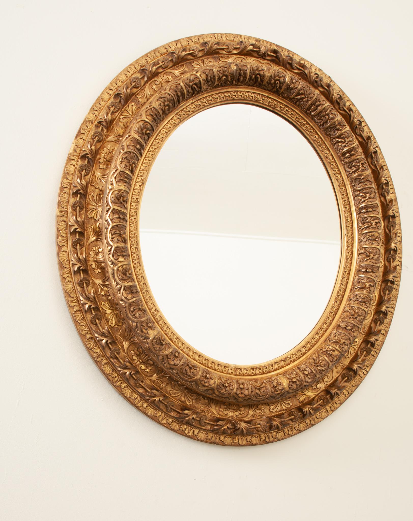 Miroir ovale massif en bois doré Napoléon III en vente 1