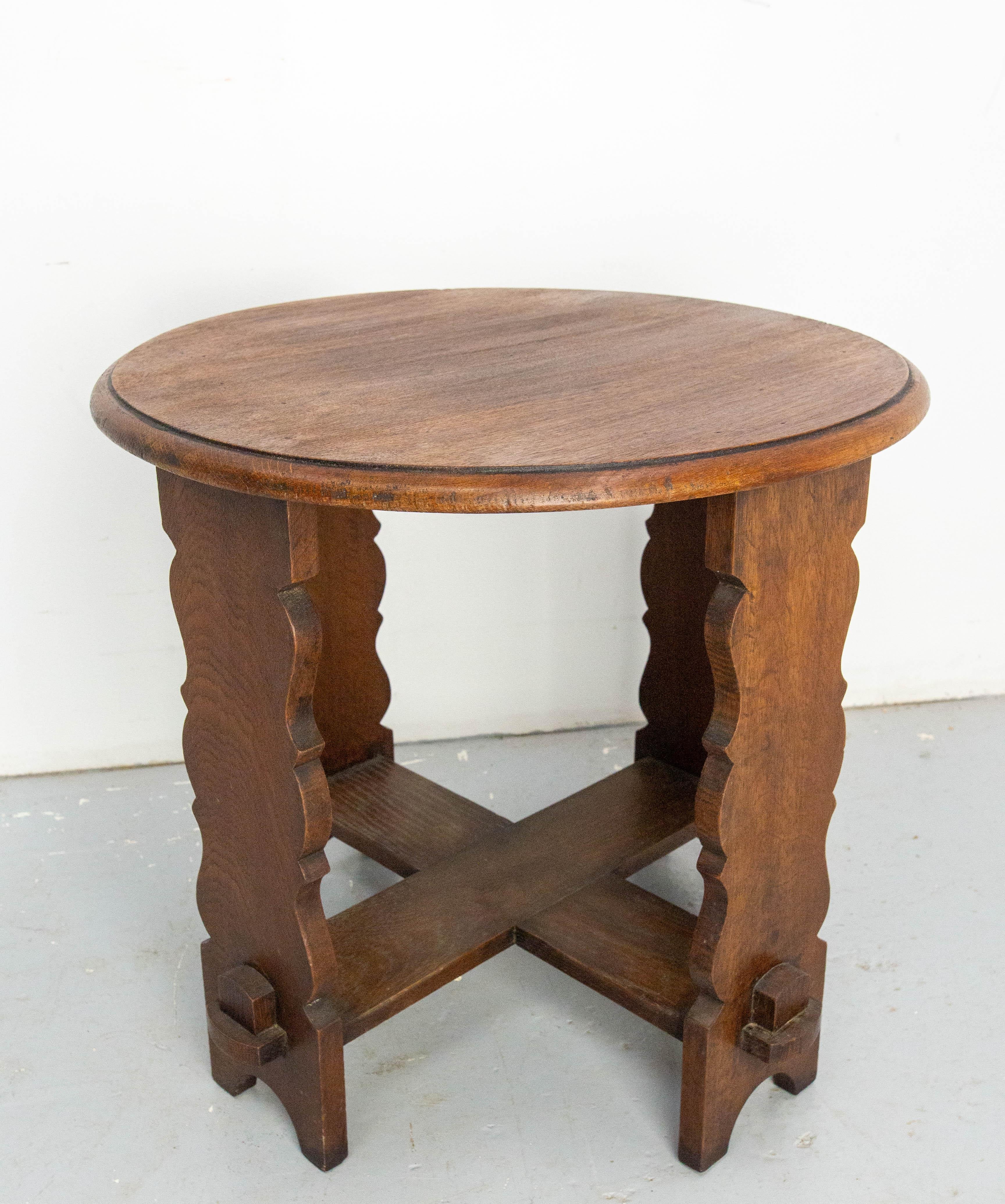 Side, coffee table, sellette or nightstand table. The size of this little table  allows to imagine many uses for it.
Massive oak. This table can complete a Swiss Alp chalet style.
Made circa 1940, with usual marks of time, which makes all the