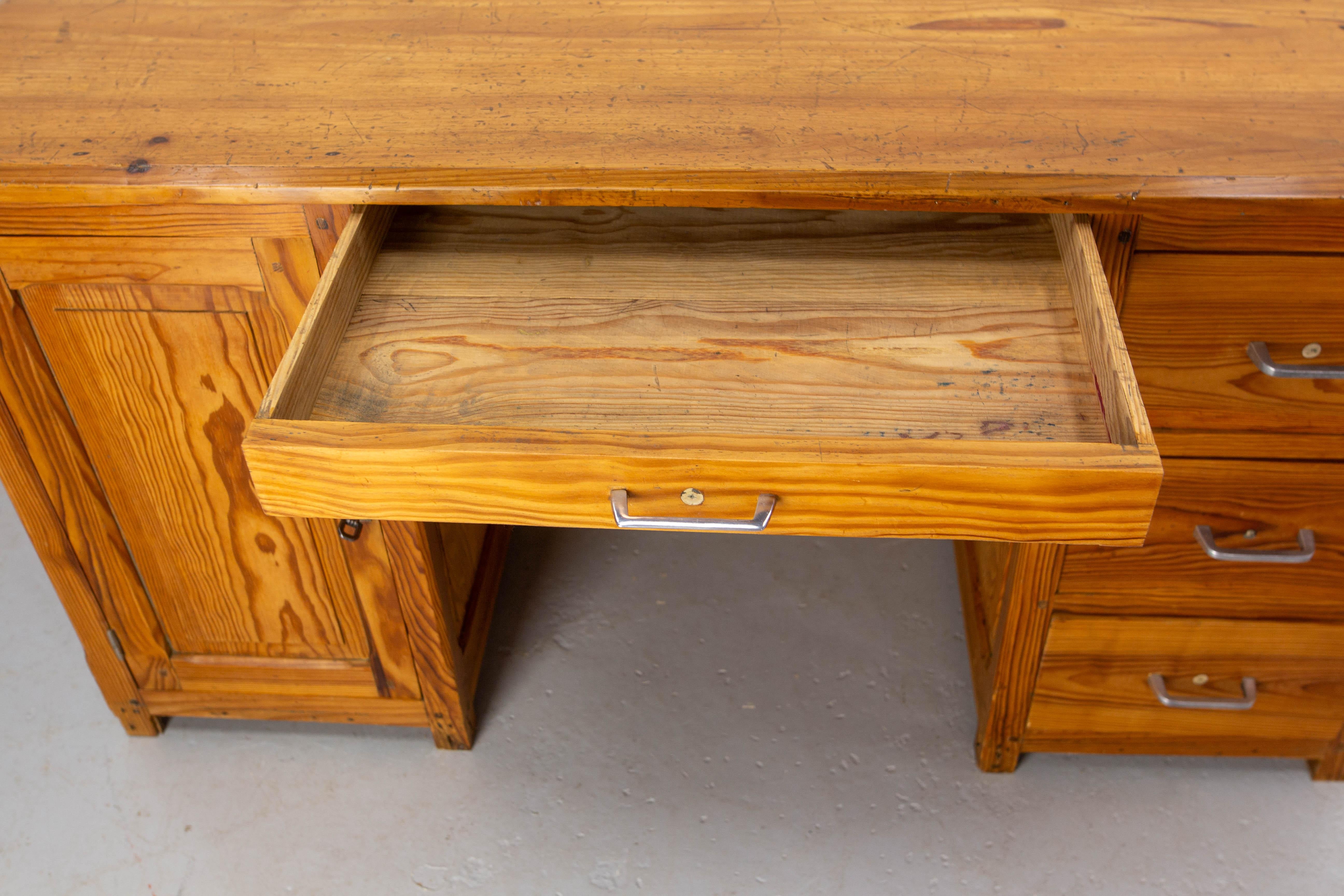 French Massive Pine Desk circa 1950 For Sale 4