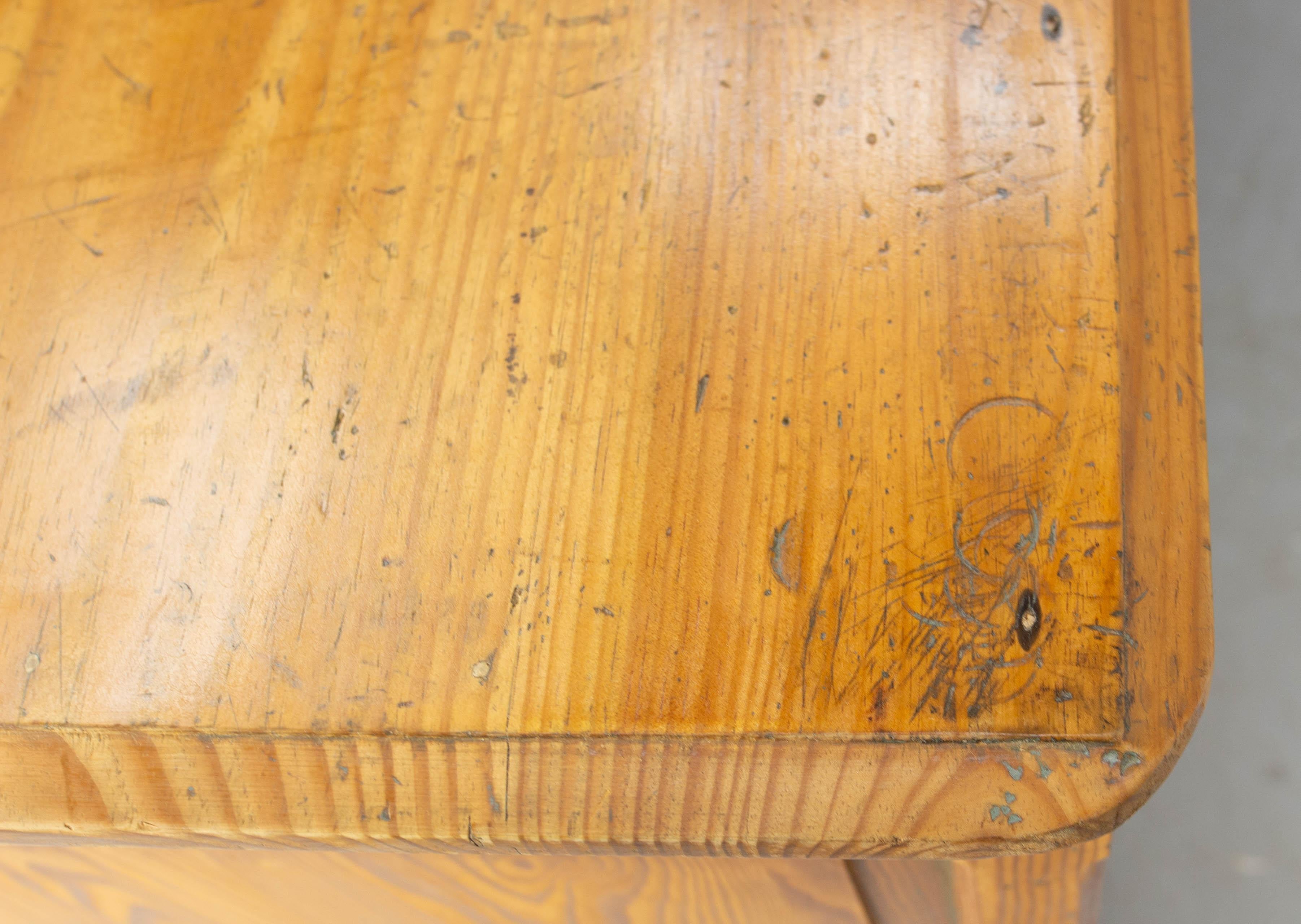 French Massive Pine Desk circa 1950 For Sale 12