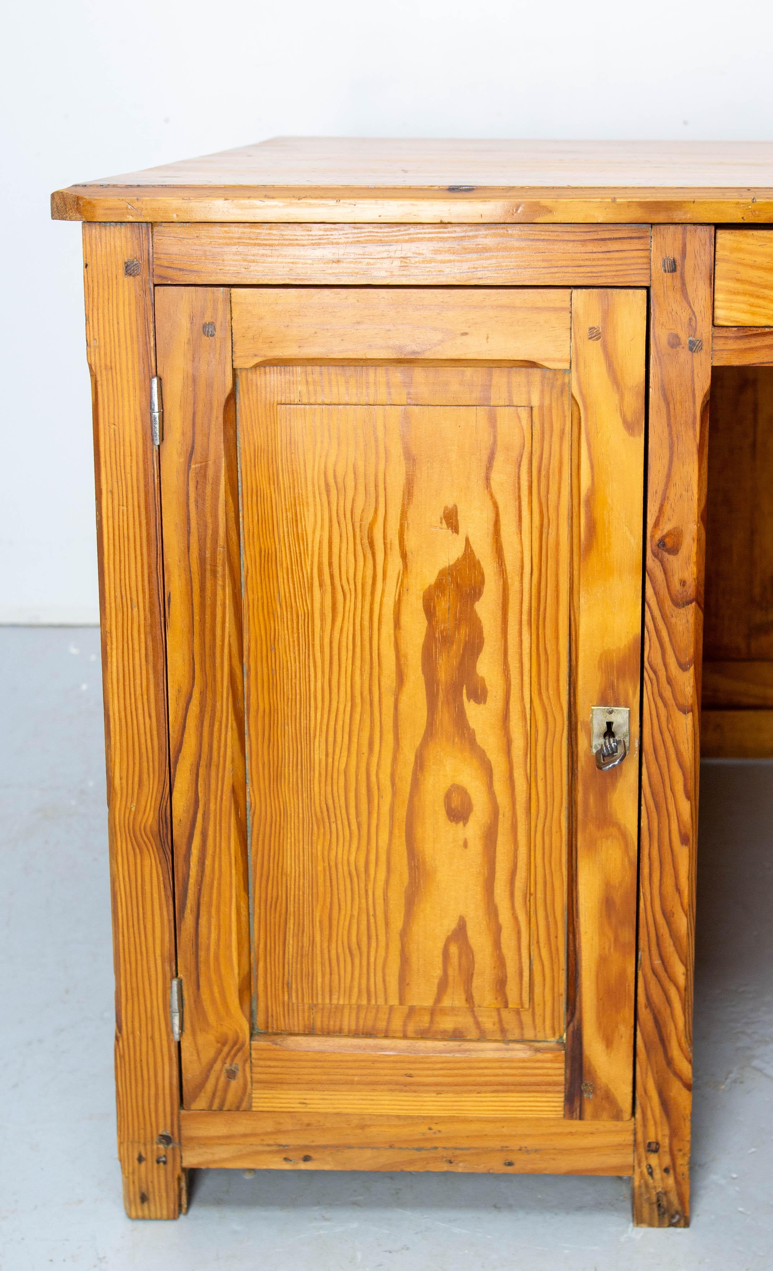 French Massive Pine Desk circa 1950 For Sale 2