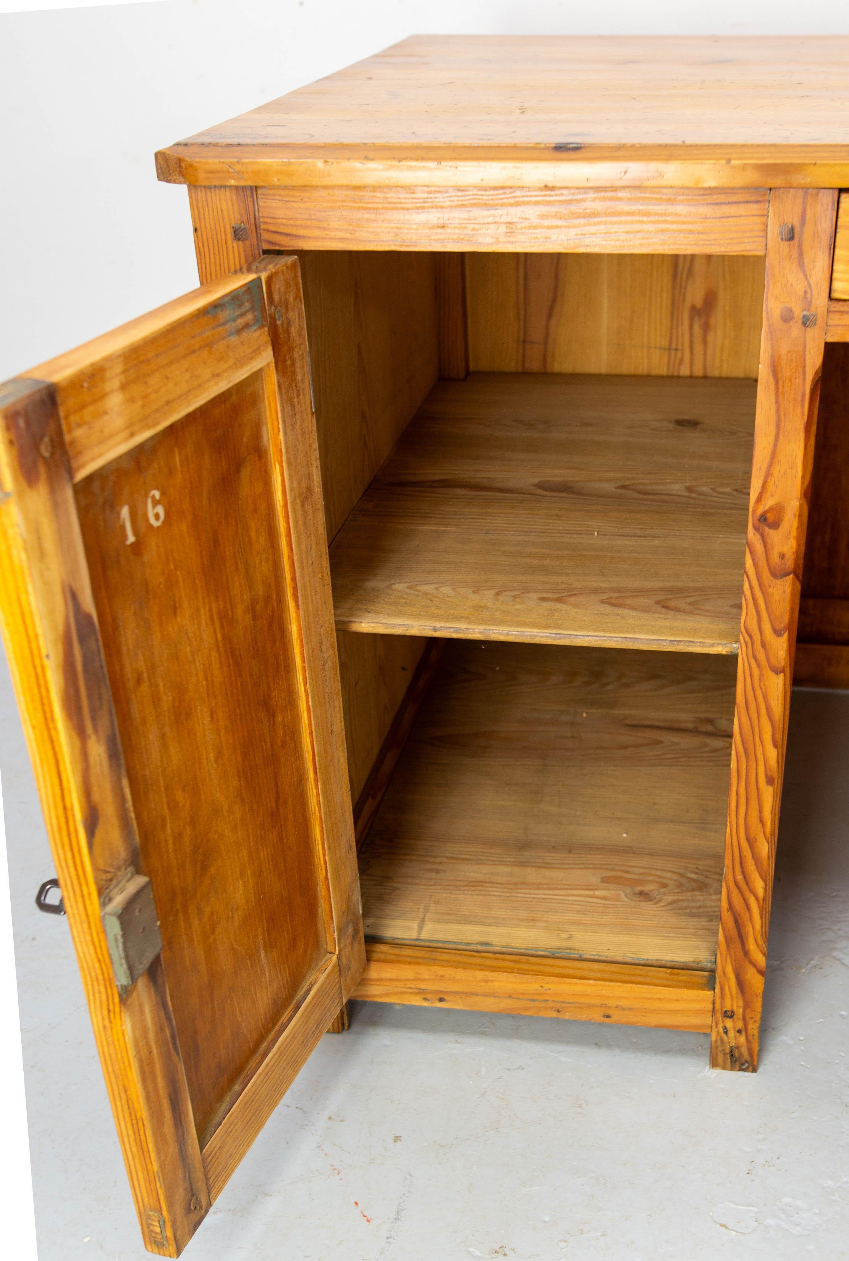 French Massive Pine Desk circa 1950 For Sale 3