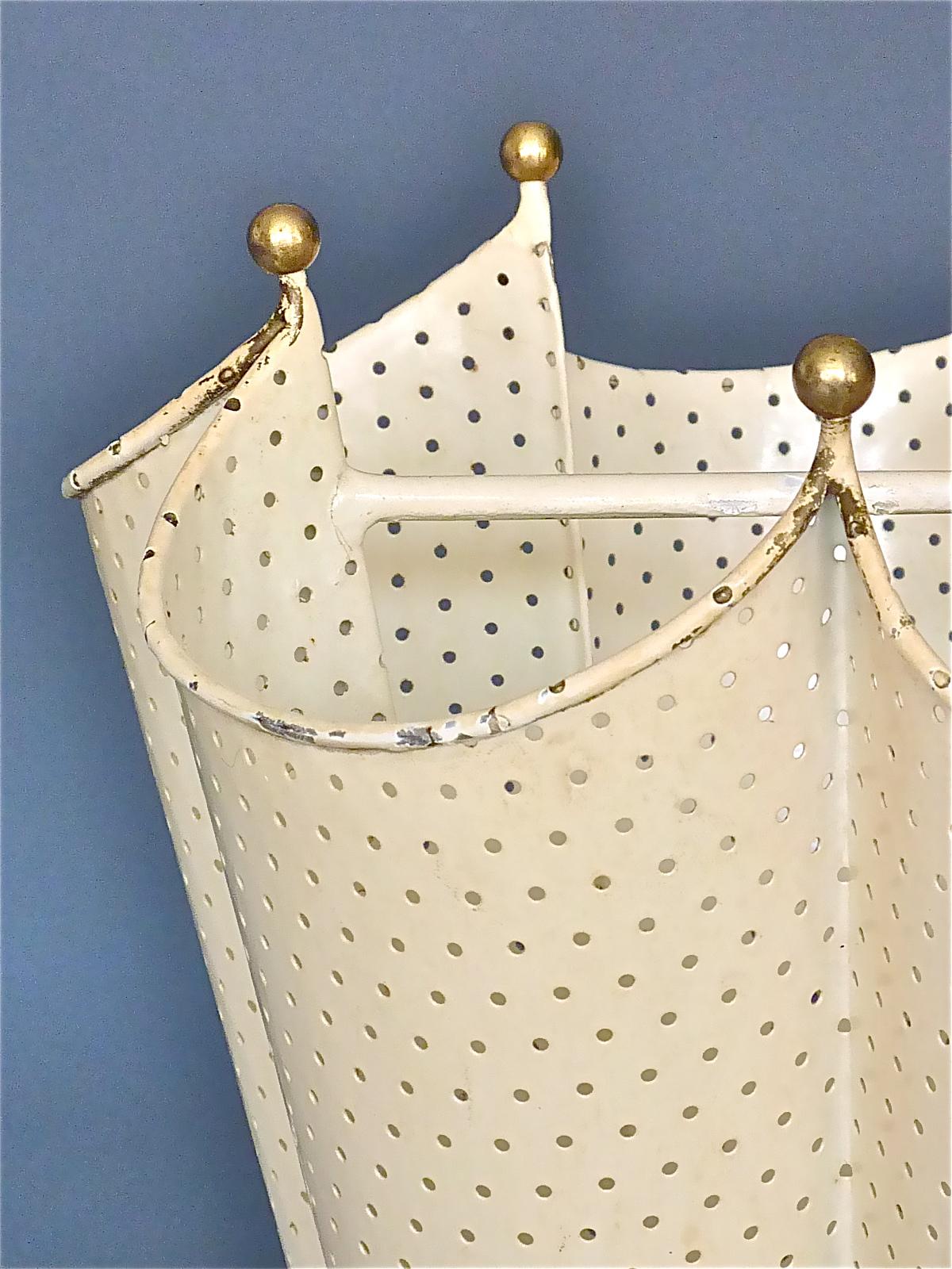Französischer Matégot Umbrella Stand Elfenbein Weiß Perforiertes Metall Eisen Messing Biny 1950s (Moderne der Mitte des Jahrhunderts) im Angebot