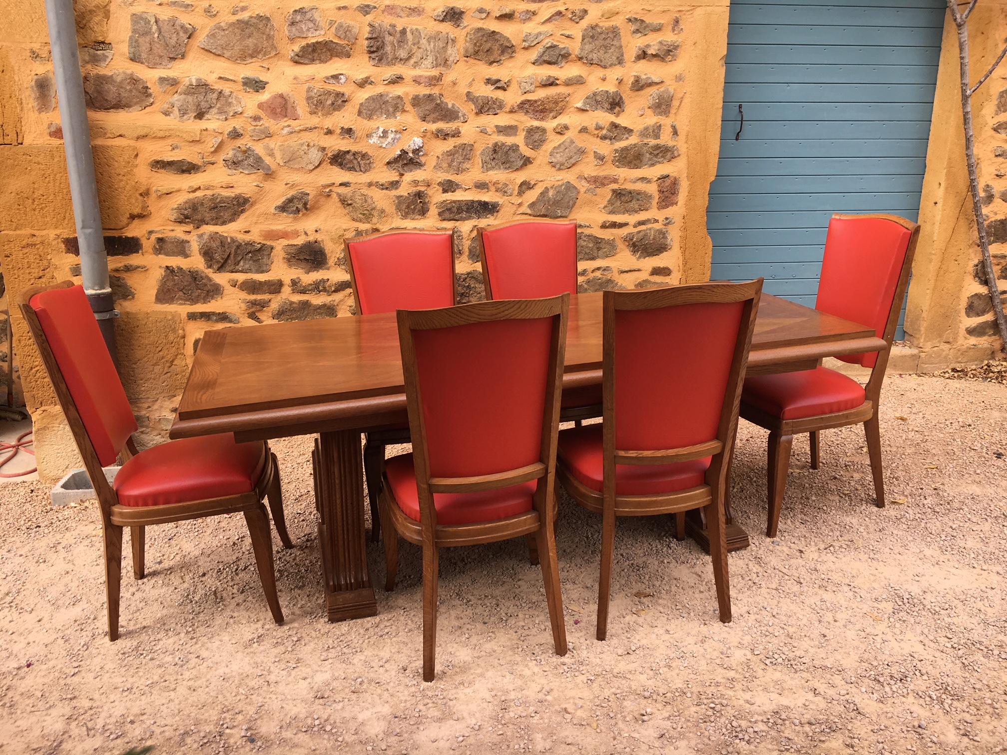 French table with 6 chairs in the style of Maxime Old from the 1940s.
Bronze details on the table feet. There are two extensions with the table.
Good condition. The chairs are also in good condition. The chairs are made with a red skai fabric.