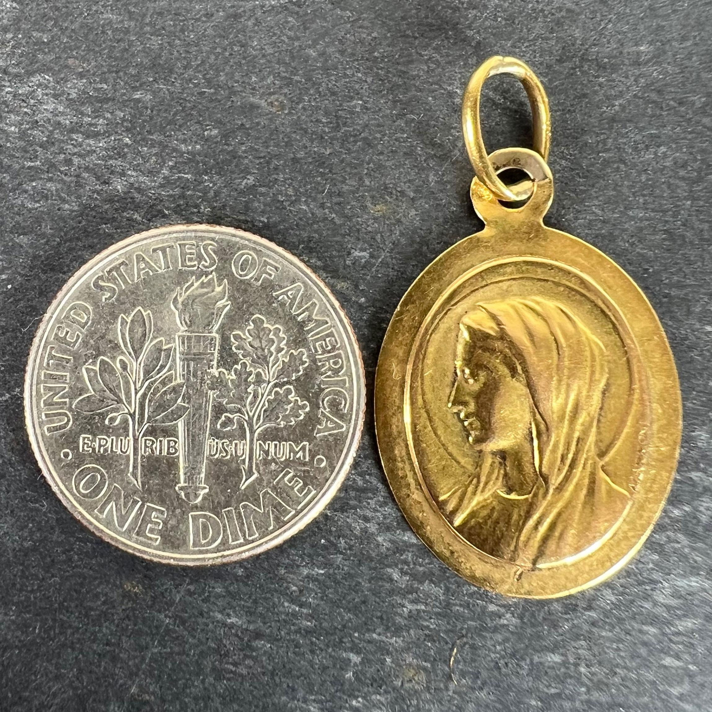 Colgante Medalla Ovalada de la Virgen María en Oro Amarillo de 18 quilates French Mazzoni en venta 6
