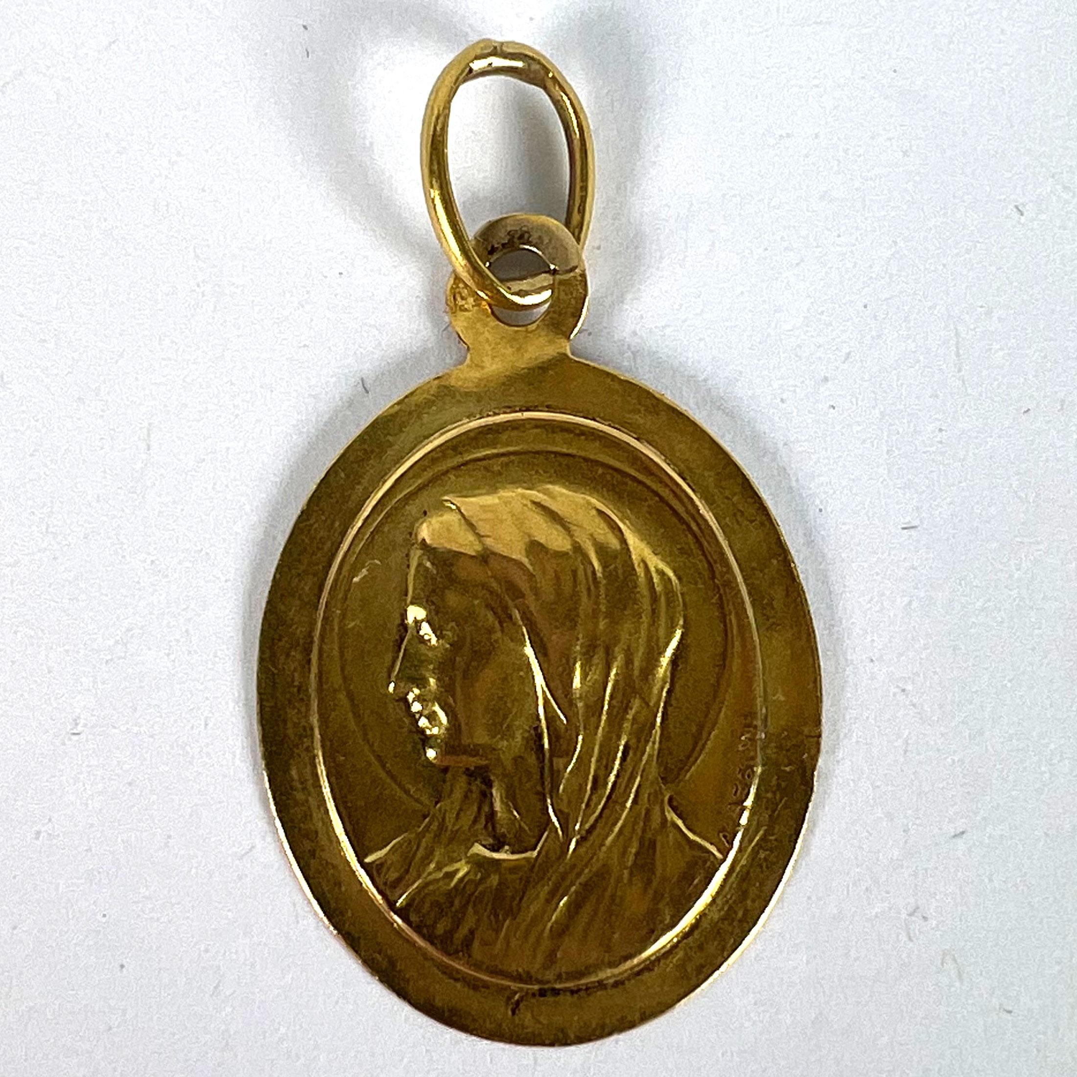 Colgante Medalla Ovalada de la Virgen María en Oro Amarillo de 18 quilates French Mazzoni en venta 7