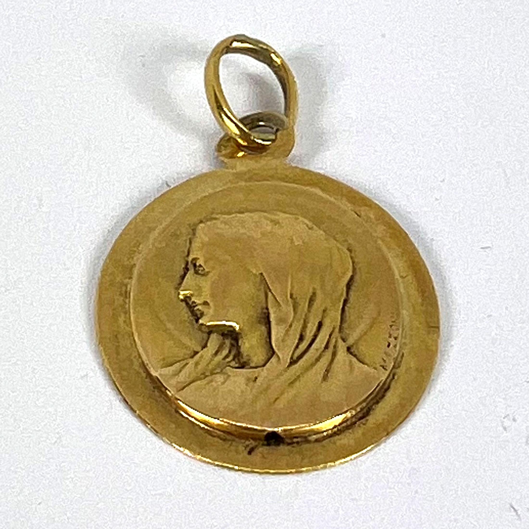 Colgante Medalla Ovalada de la Virgen María en Oro Amarillo de 18 quilates French Mazzoni en venta 9