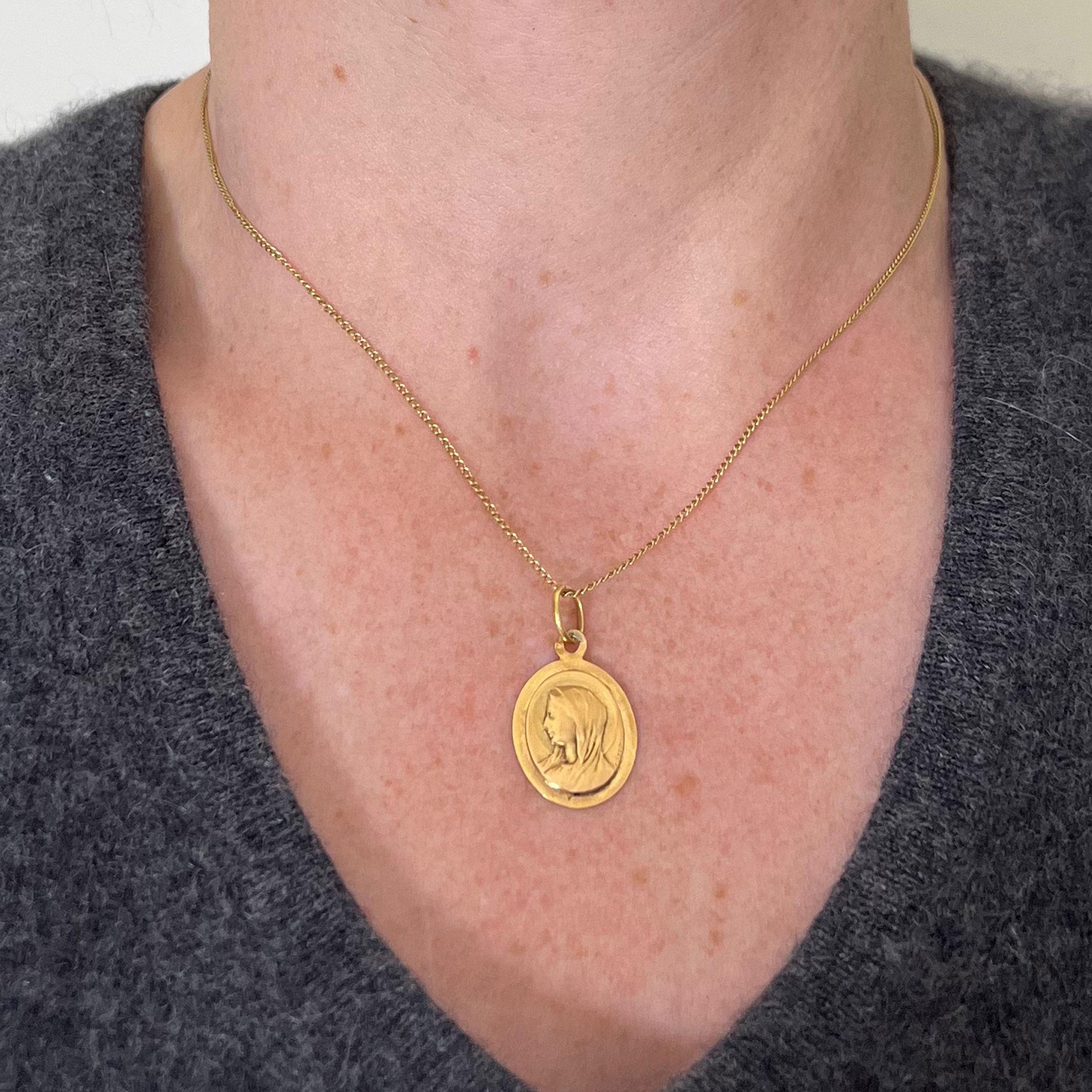 Femenino o masculino Colgante Medalla Ovalada de la Virgen María en Oro Amarillo de 18 quilates French Mazzoni en venta