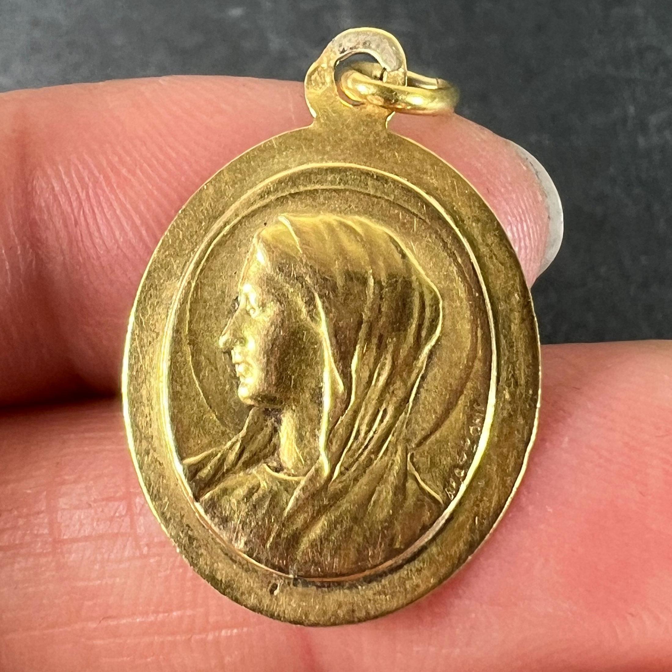 Colgante Medalla Ovalada de la Virgen María en Oro Amarillo de 18 quilates French Mazzoni en venta 1