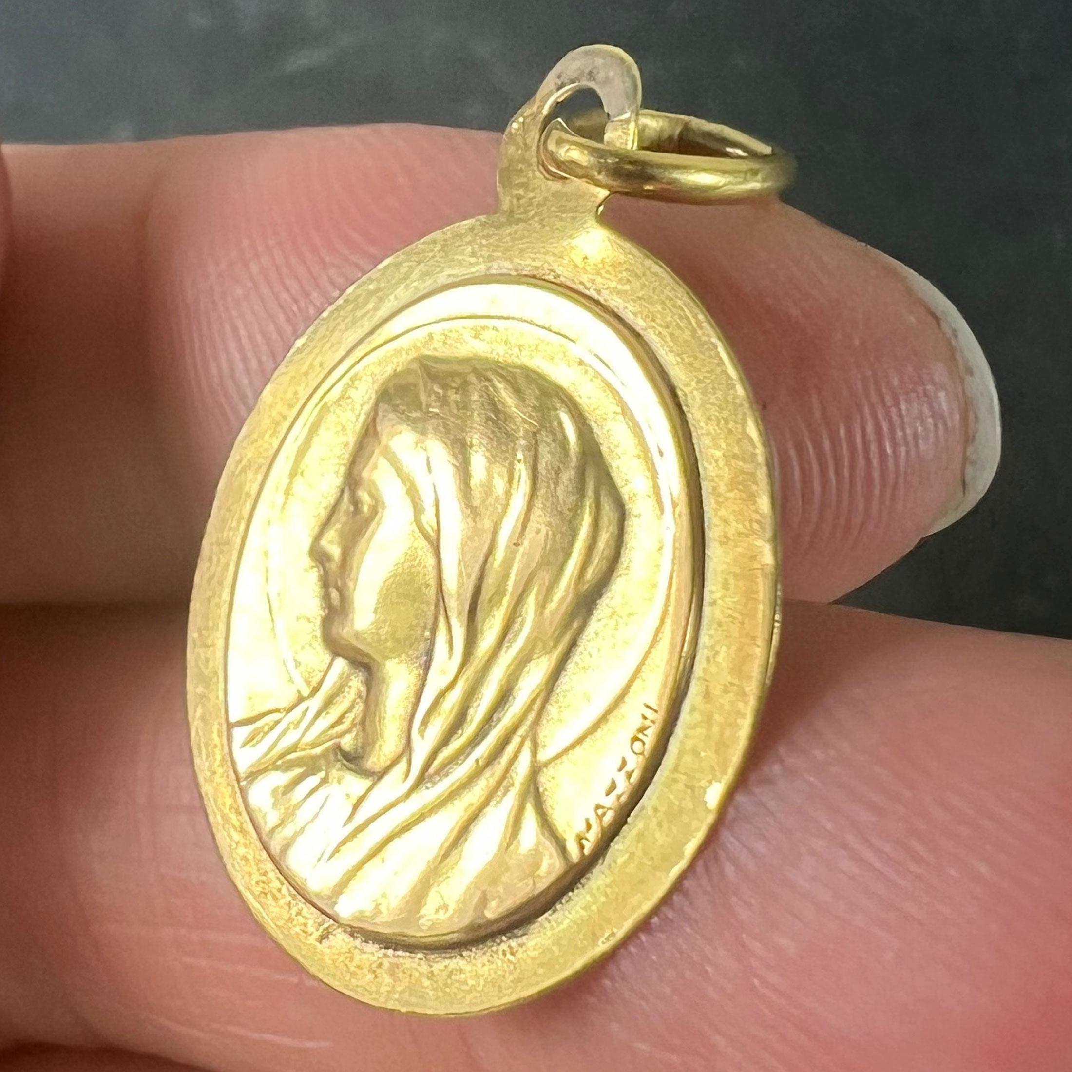 Colgante Medalla Ovalada de la Virgen María en Oro Amarillo de 18 quilates French Mazzoni en venta 2