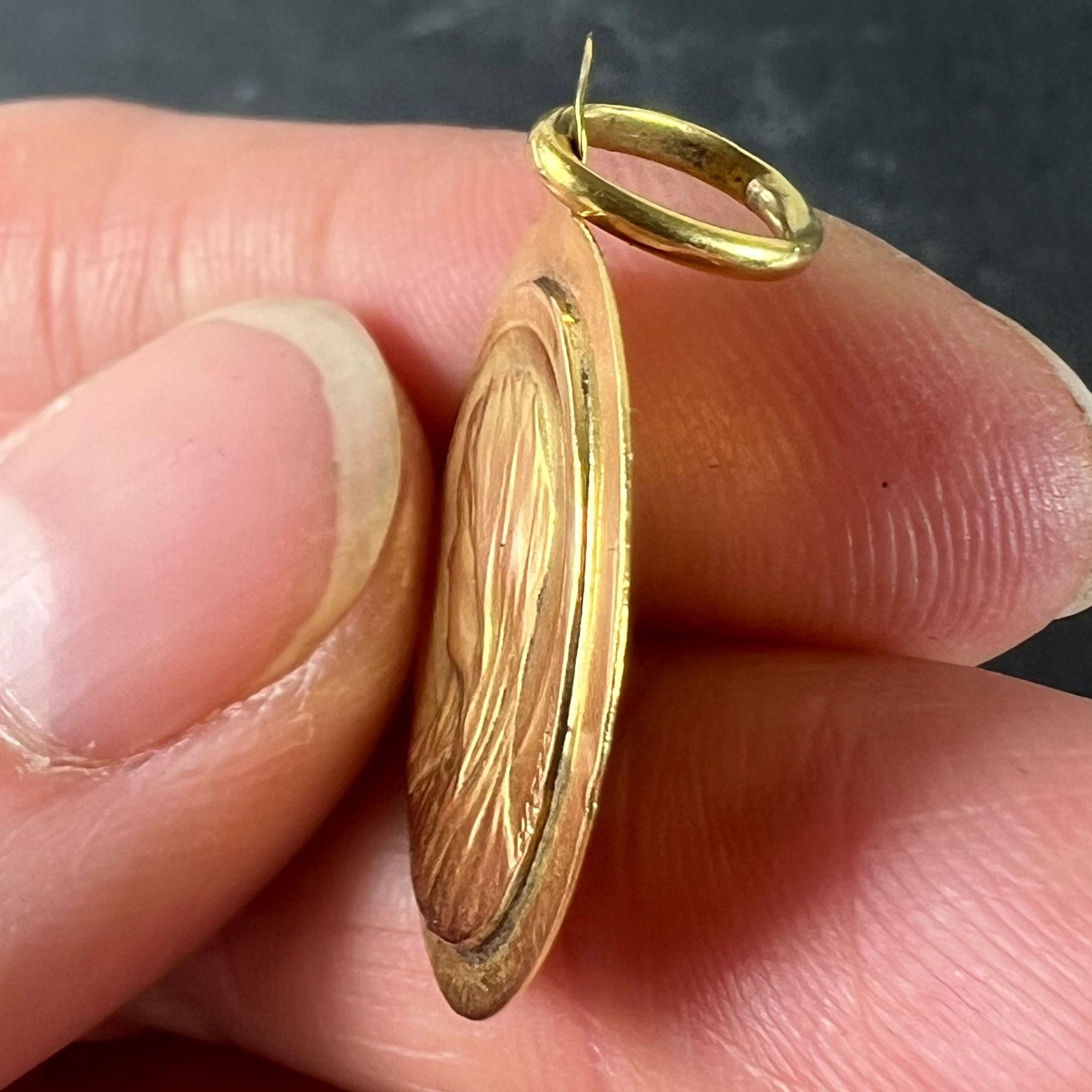 Colgante Medalla Ovalada de la Virgen María en Oro Amarillo de 18 quilates French Mazzoni en venta 3