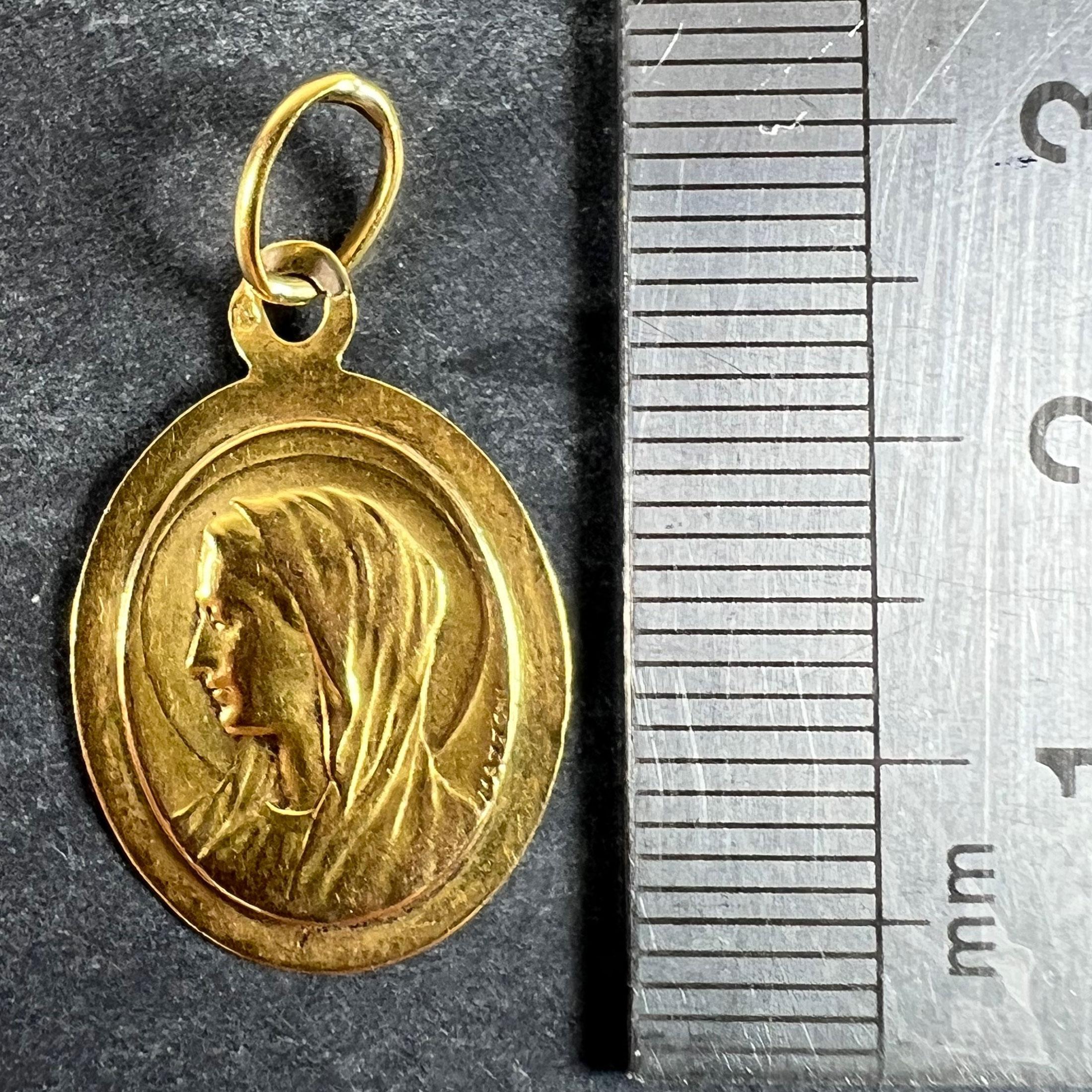 Colgante Medalla Ovalada de la Virgen María en Oro Amarillo de 18 quilates French Mazzoni en venta 5