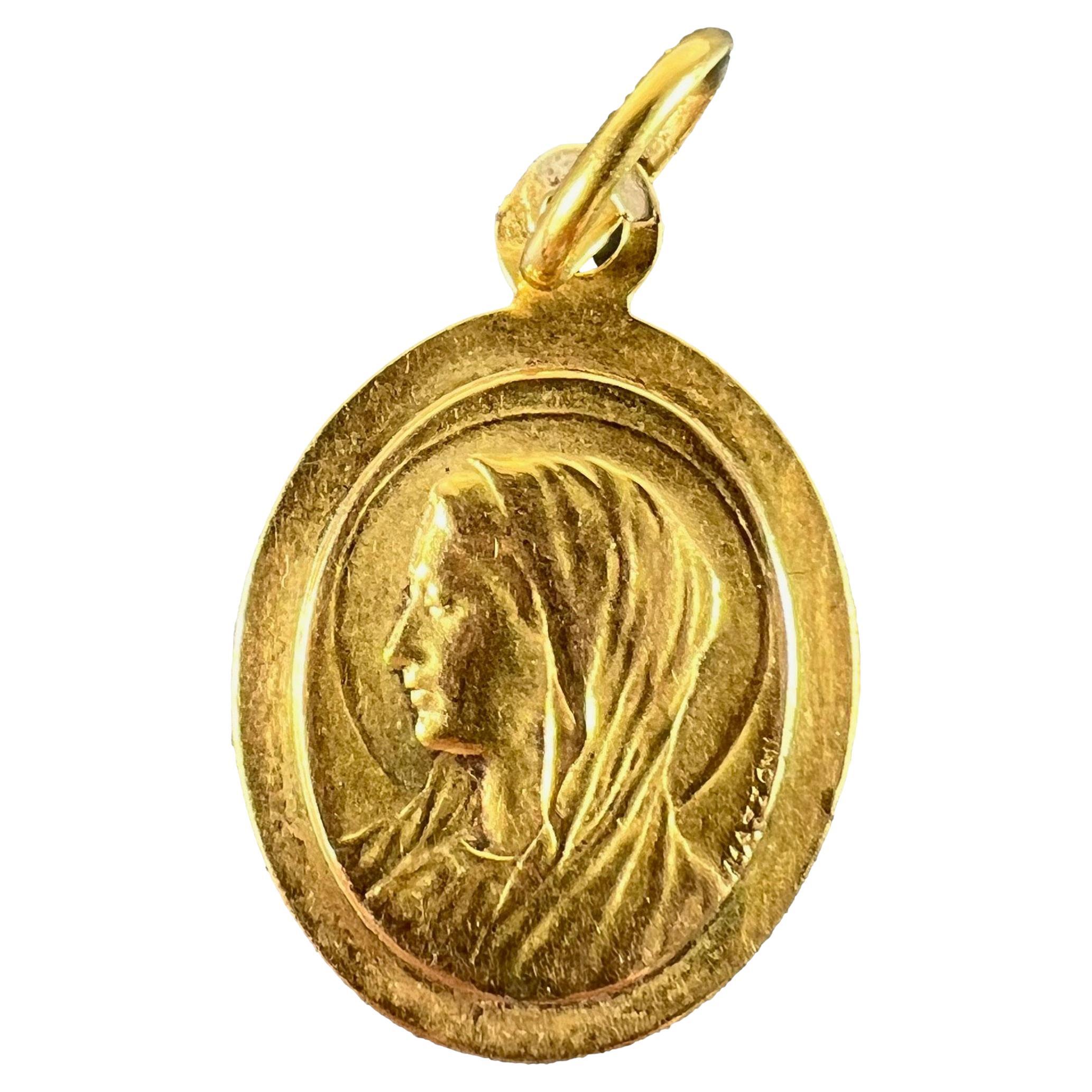 Colgante Medalla Ovalada de la Virgen María en Oro Amarillo de 18 quilates French Mazzoni en venta