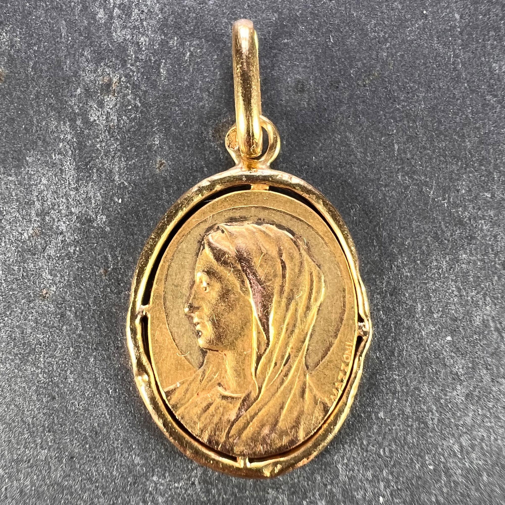 Pendentif de charme français en or jaune 18 carats (18K) conçu comme une médaille ovale représentant la Vierge Marie, signé Mazzoni. Gravé au revers d'un monogramme AJ / AFS et daté du 13 Janvier 1924. Estampillé avec la tête d'aigle pour la