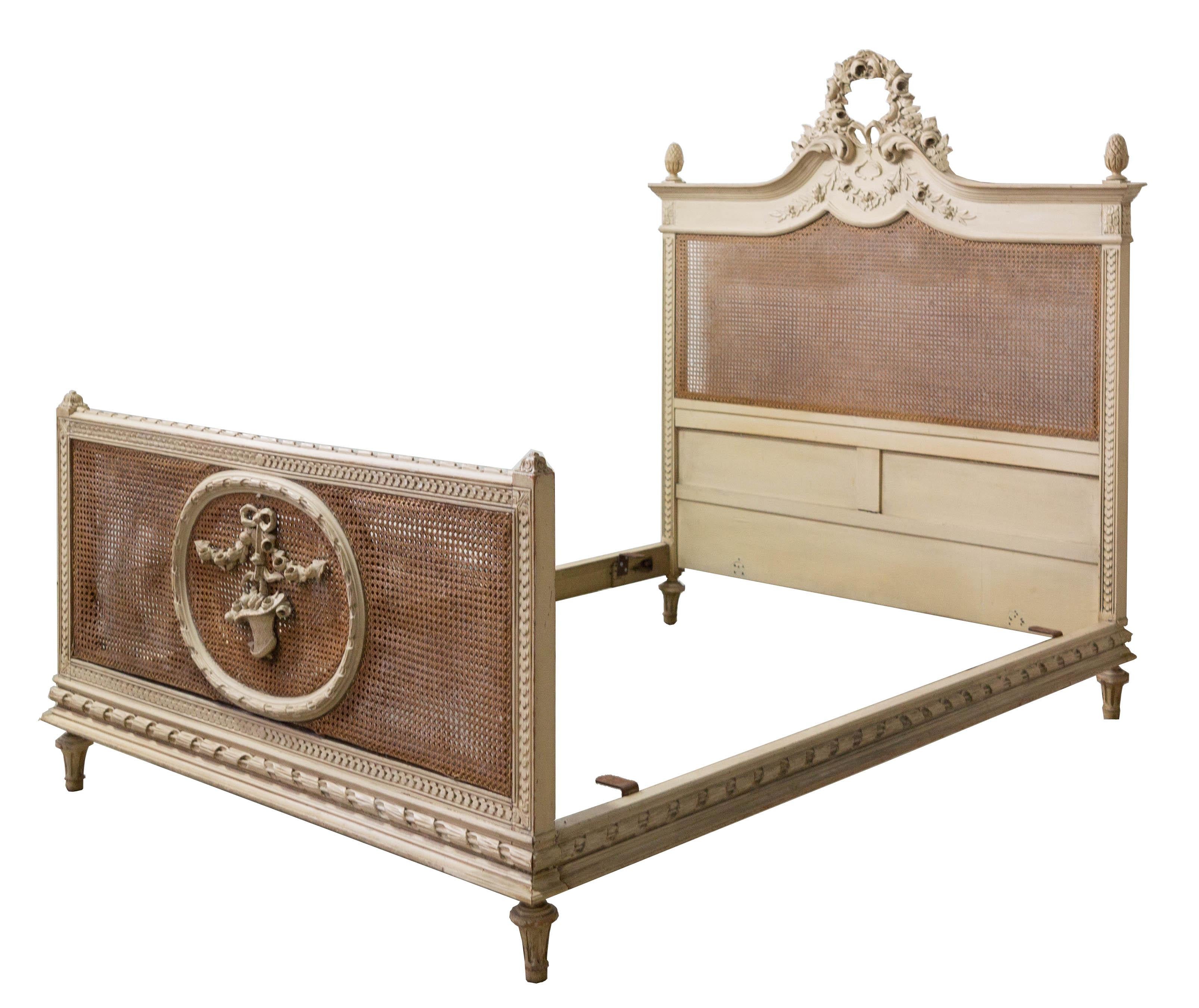 Antique French cane bed with medallion Louis XVI carved walnut
Very nice patina, good condition.
The cane work, with its characterful marks of the past can be left as it is, or we can contact one of our craftsmen to change it.

Shipping:
Pack
