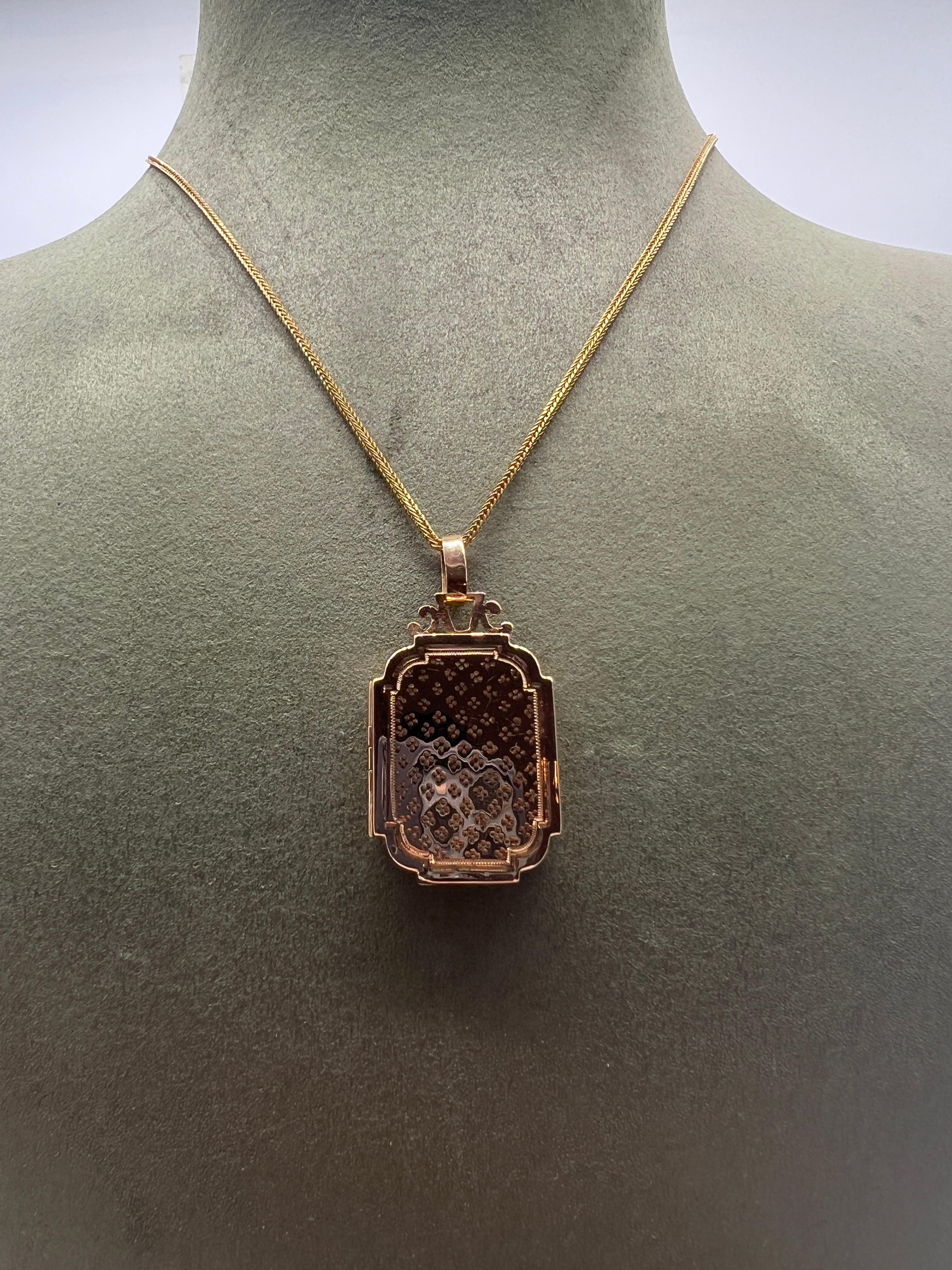 French Medallion Souvenir Holder Rose Gold 18 Karat For Sale 1