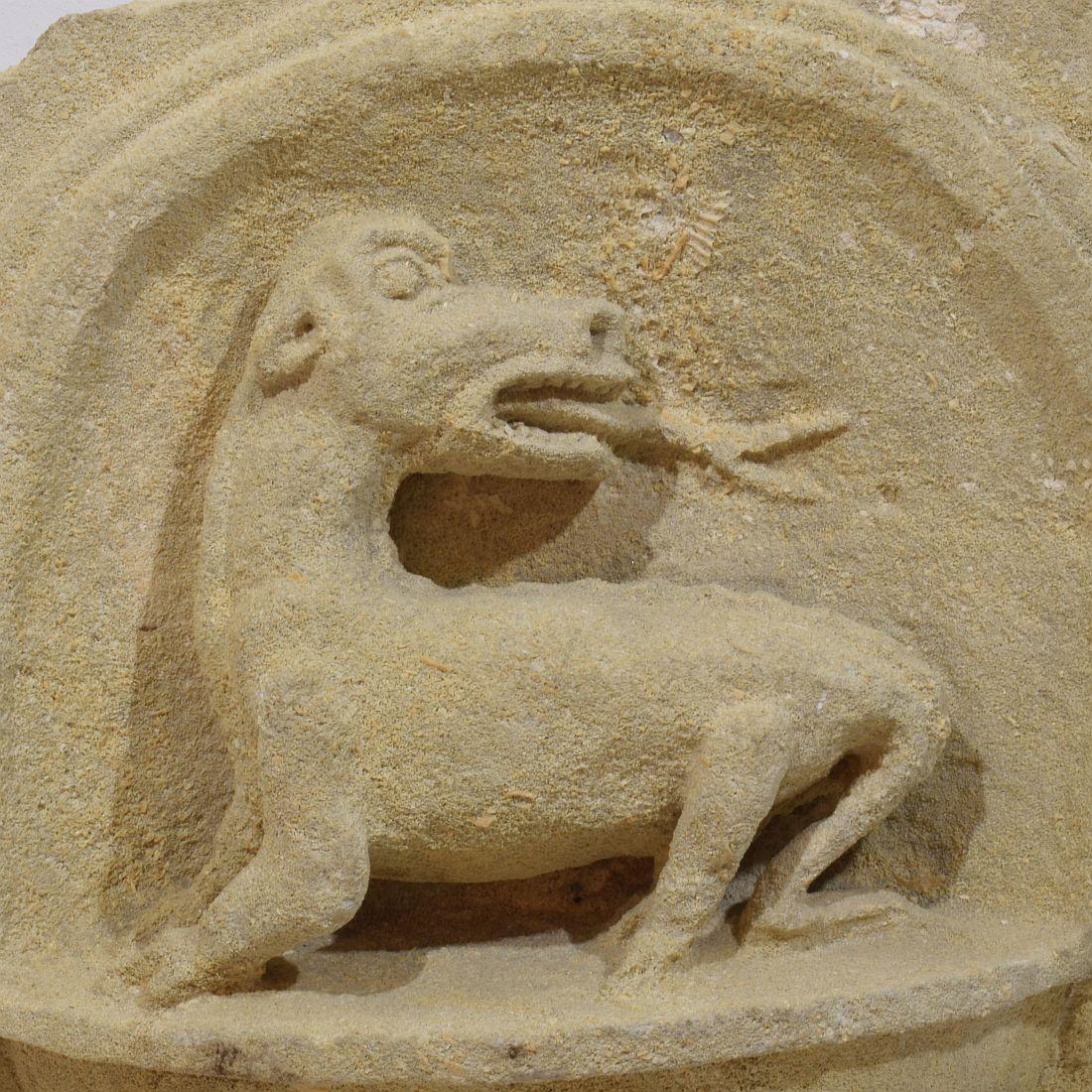 Französisches, mittelalterliches, geschnitztes Steinfragment, das einen Drachen/eine mythische Figur darstellt im Angebot 5