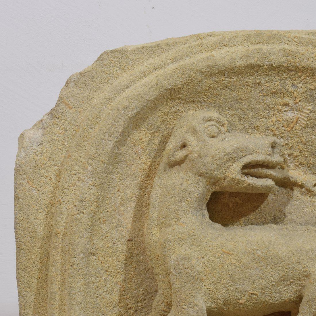 Französisches, mittelalterliches, geschnitztes Steinfragment, das einen Drachen/eine mythische Figur darstellt im Angebot 6