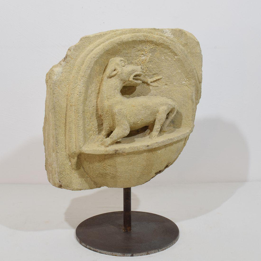 Französisches, mittelalterliches, geschnitztes Steinfragment, das einen Drachen/eine mythische Figur darstellt (Mittelalterlich) im Angebot