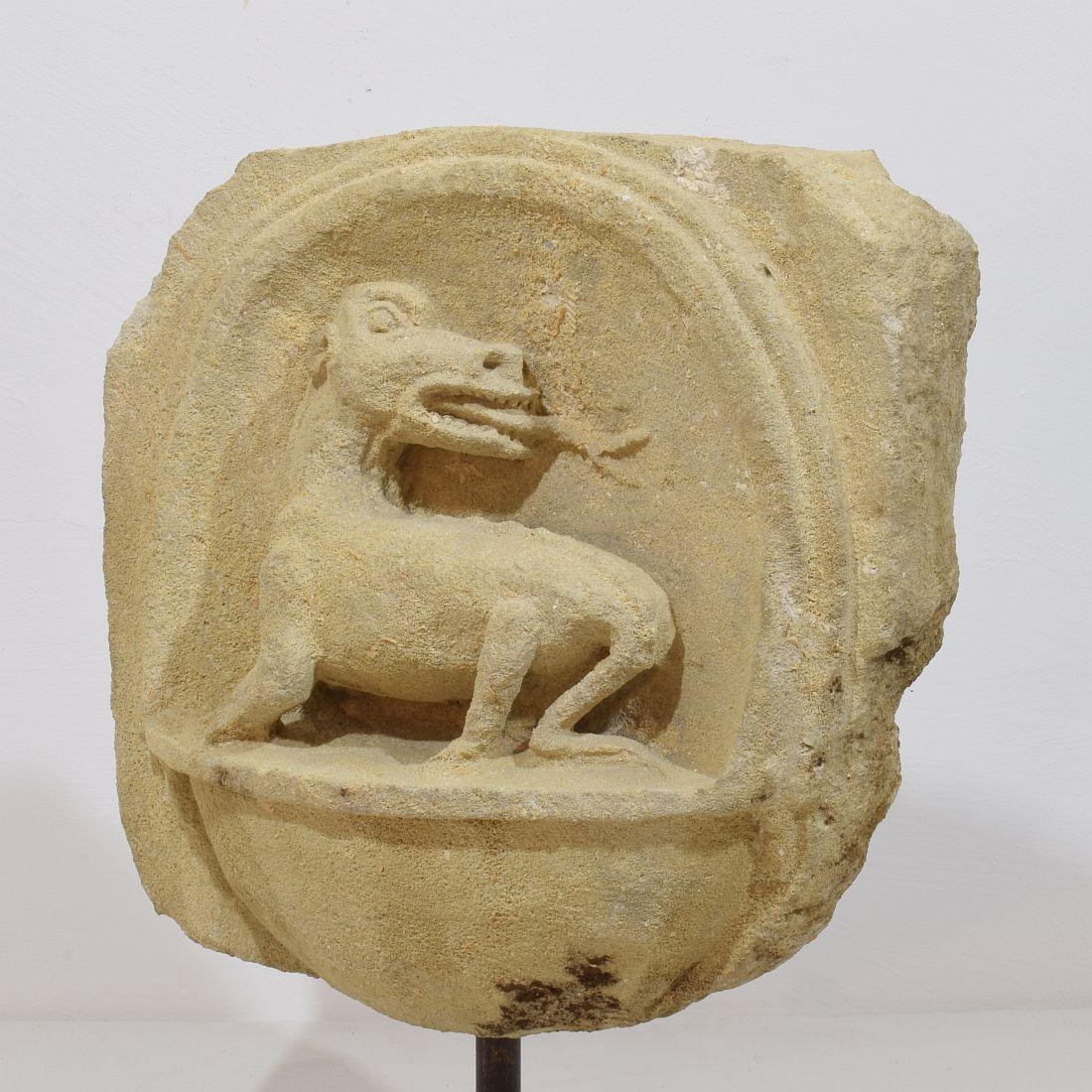 Französisches, mittelalterliches, geschnitztes Steinfragment, das einen Drachen/eine mythische Figur darstellt im Angebot 2