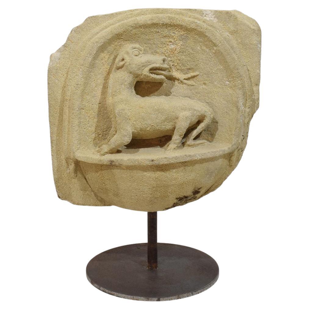 Frammento di pietra intagliata medievale francese raffigurante un drago/una figura mitica