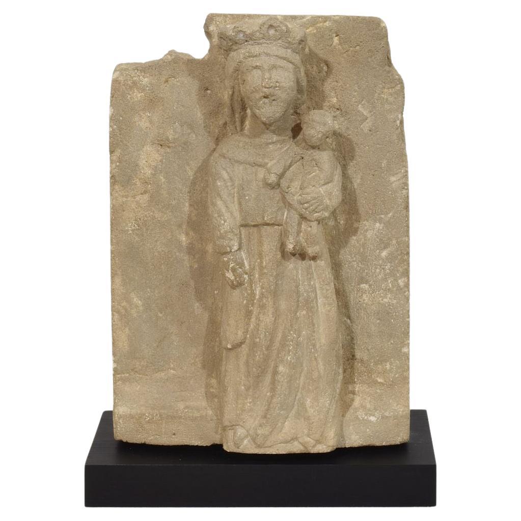 Französische mittelalterliche geschnitzte Steinplatte, die eine Madonna mit Kind darstellt