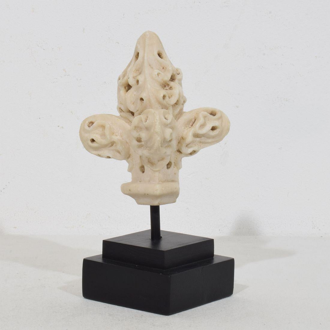 French Medieval Gothic Carved Alabaster Architectural Fragment/ Finial In Good Condition In Buisson, FR