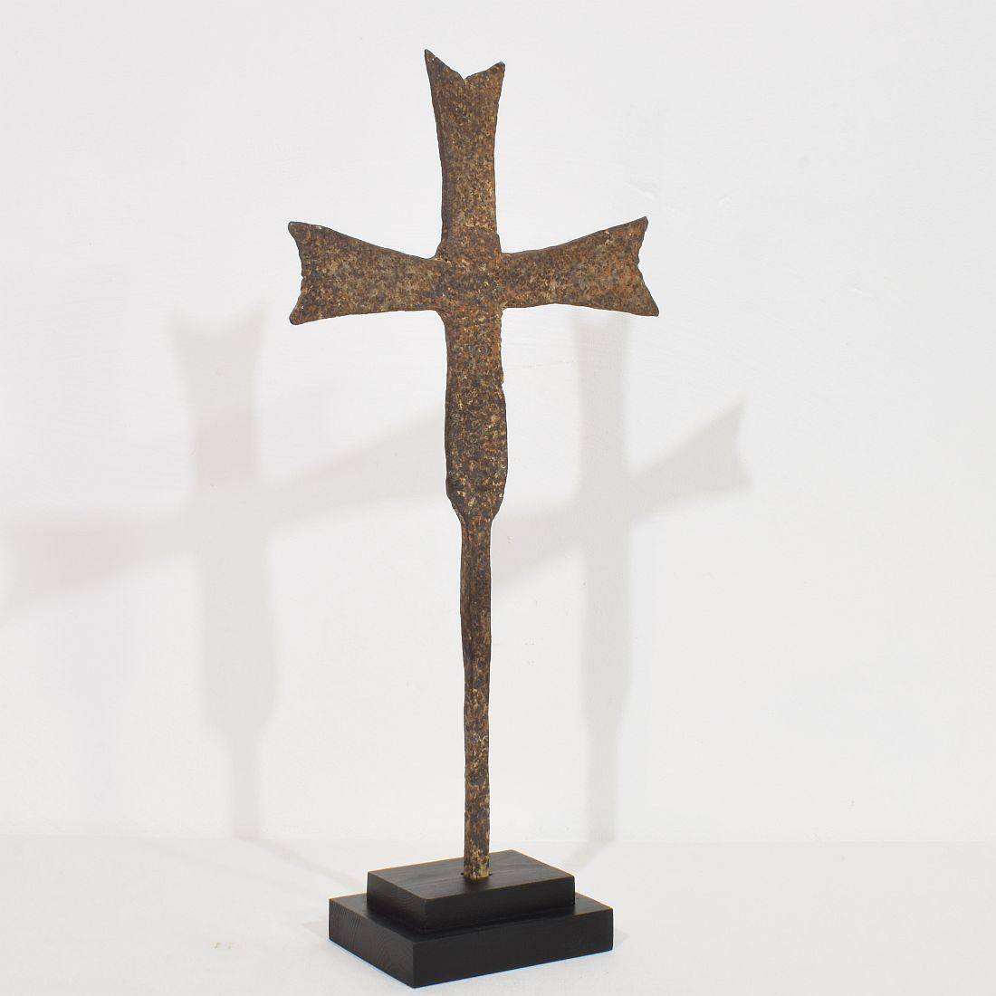 French Medieval Gothic Hand Forged Iron Village Cross In Good Condition For Sale In Buisson, FR