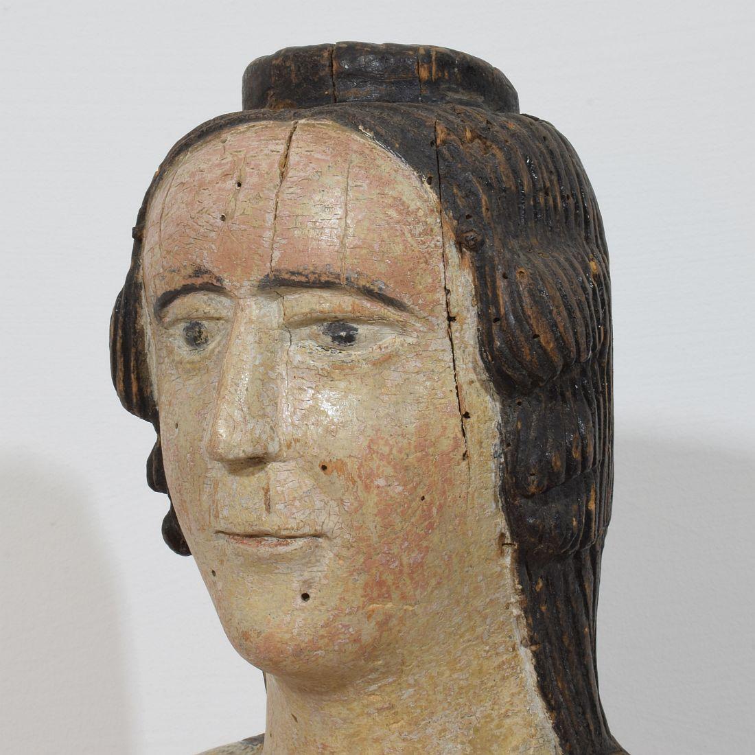 Madonna médiévale française en bois peint en vente 4