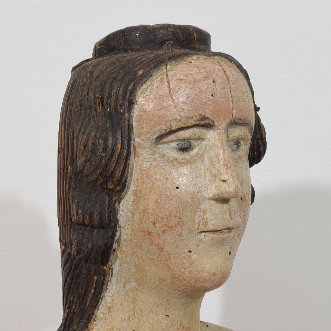 Madonna médiévale française en bois peint en vente 5