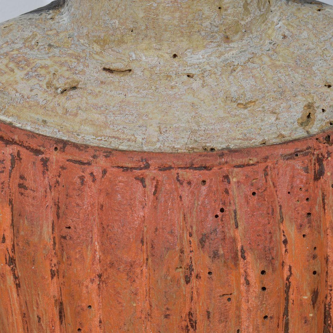 Madonna médiévale française en bois peint en vente 6