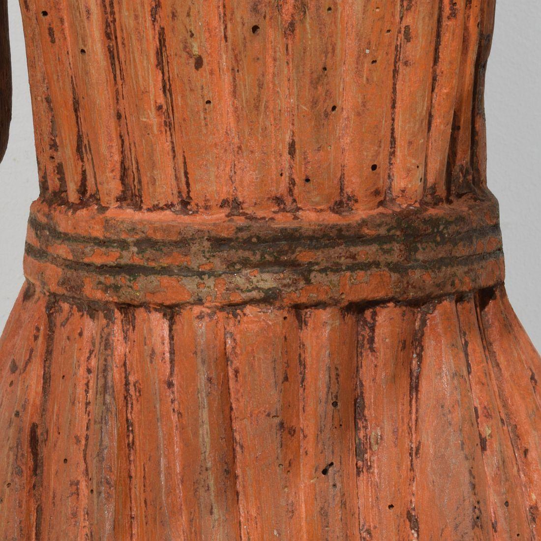 Madonna médiévale française en bois peint en vente 7