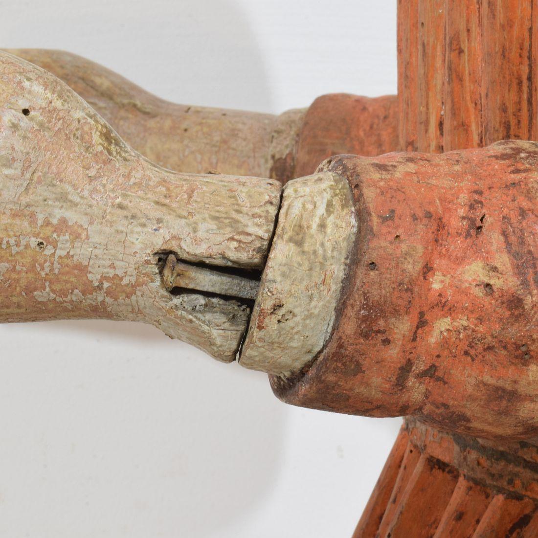 Madonna médiévale française en bois peint en vente 8