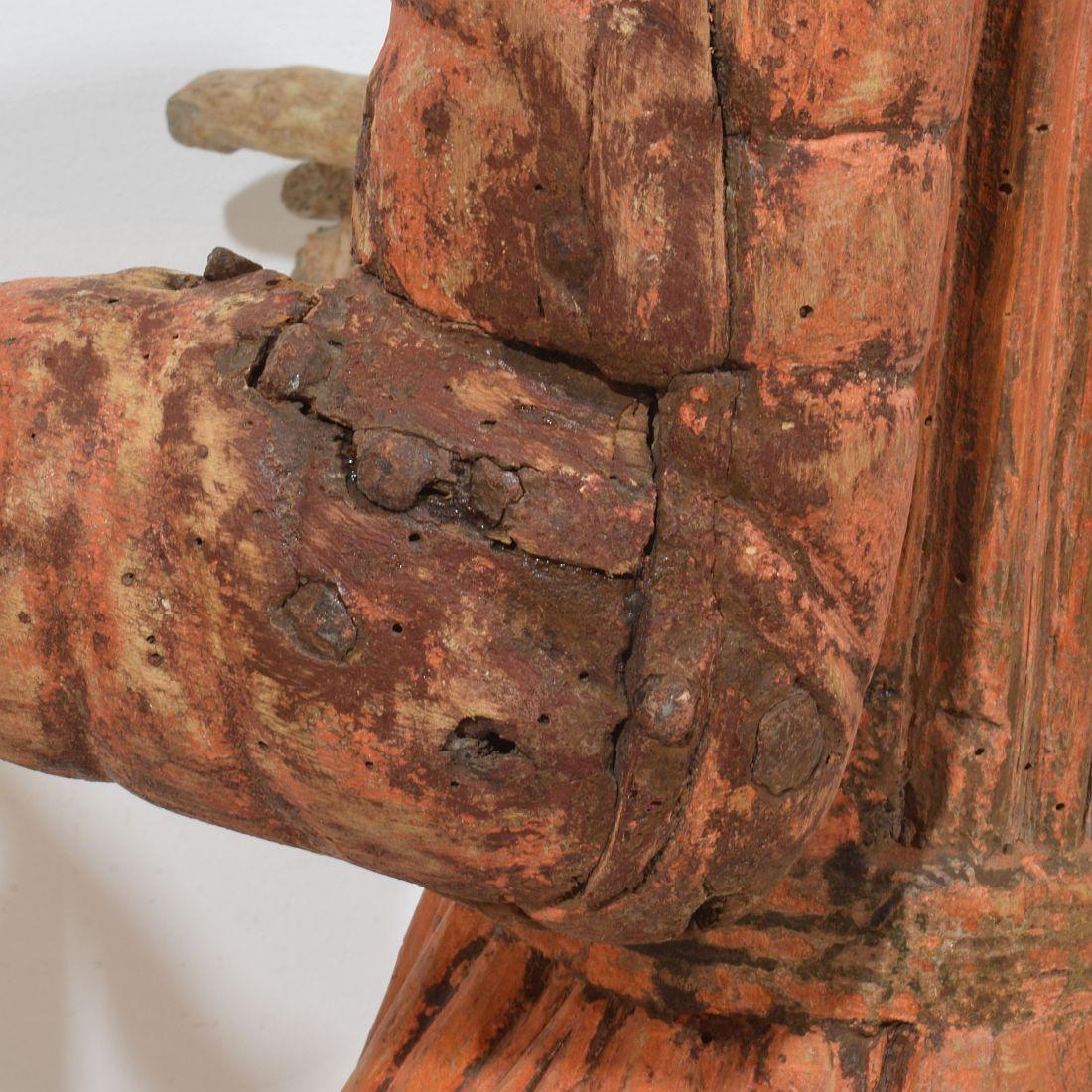 Madonna médiévale française en bois peint en vente 9