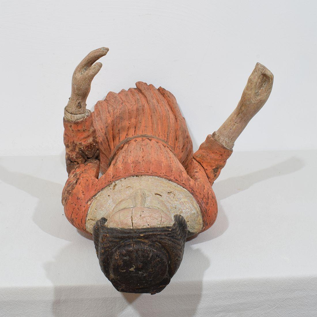 Madonna médiévale française en bois peint en vente 10