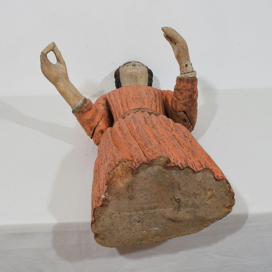 Madonna médiévale française en bois peint en vente 11