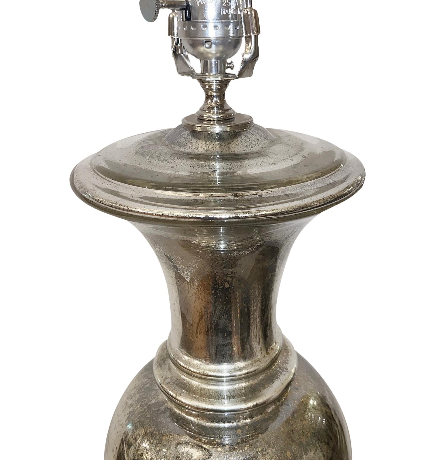 Milieu du XXe siècle Lampe de bureau française en verre mercuré en vente