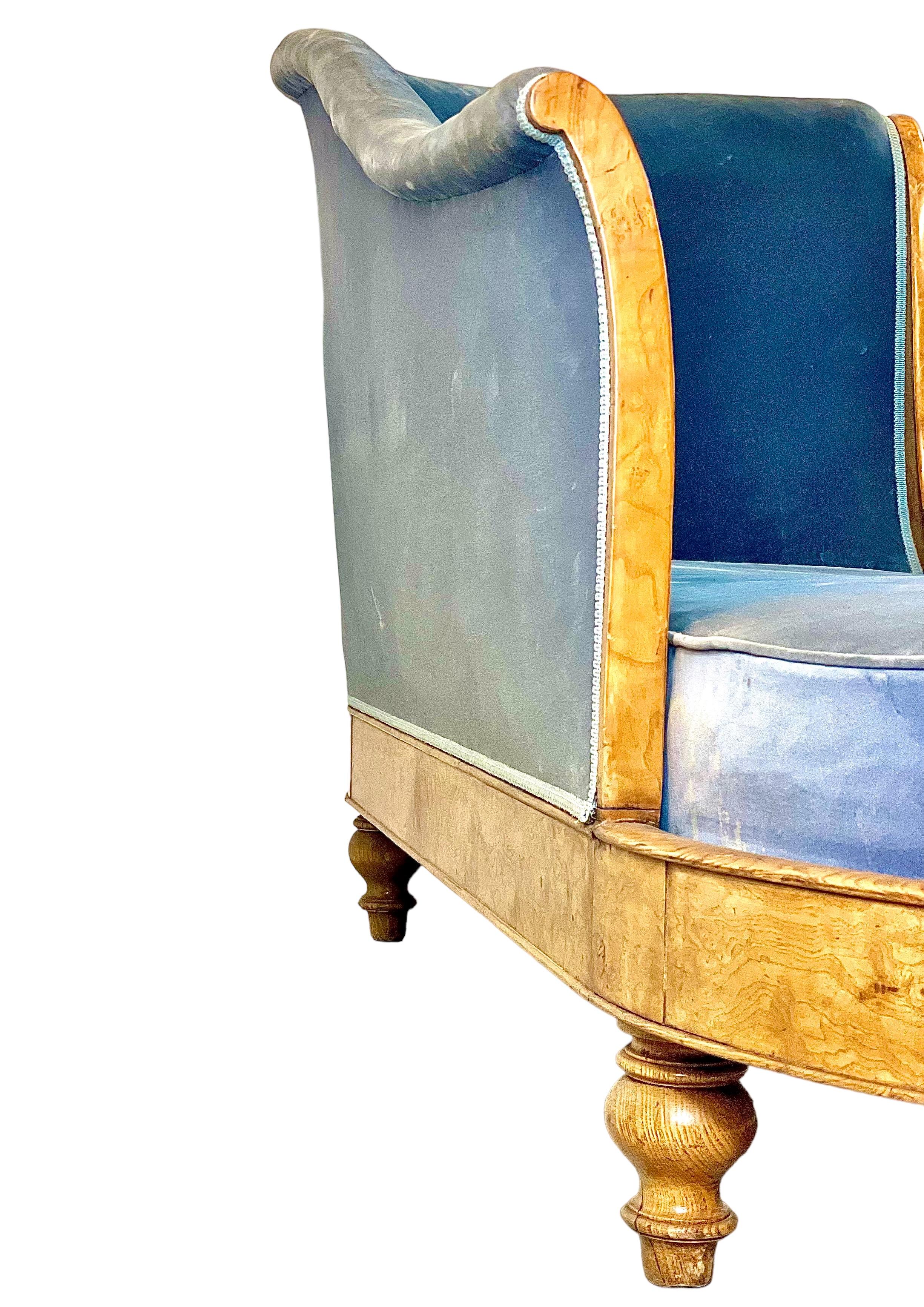 Charles X Periode Französisch Meridienne Sofa in blauem Samt im Zustand „Gut“ im Angebot in LA CIOTAT, FR