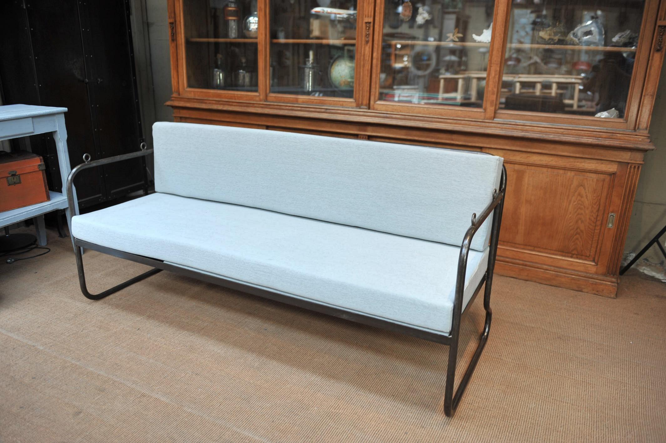 1920s mesh iron French garden sofa or daybed (polished and varnished for inside use) with double folding system : Folding left seat part with three bed positions and back adjustable from vertical to almost horizontal position by two little chains.
