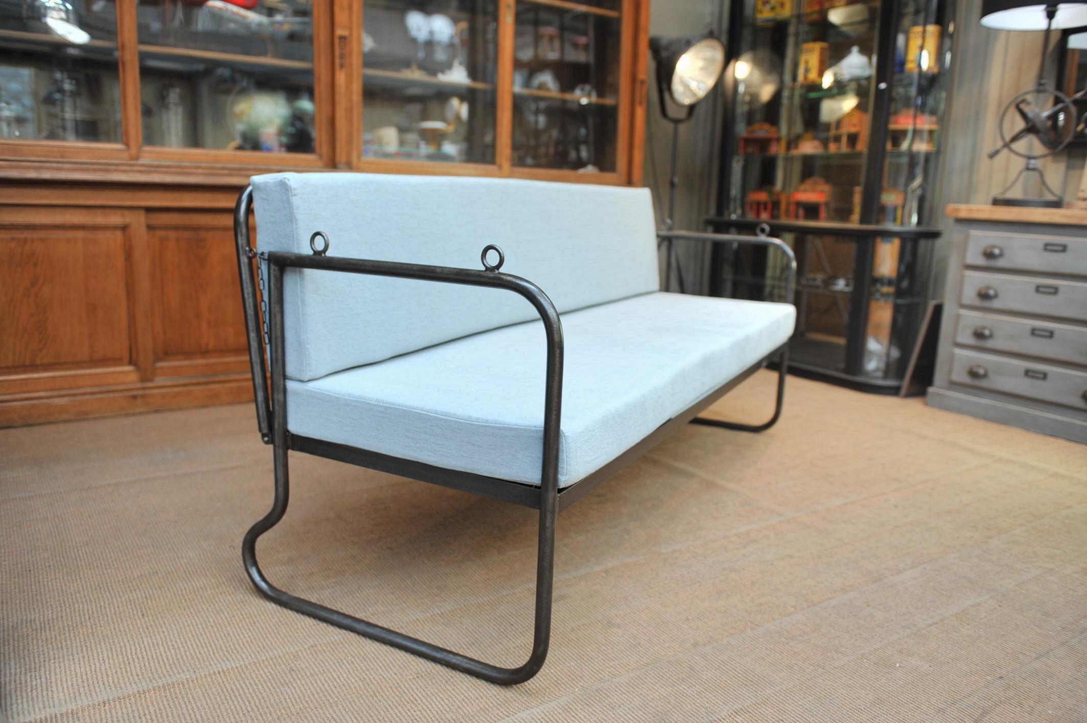 French Mesh Iron Sofa or Daybed , Double Folding System, 1920s, Reupholstered In Excellent Condition In Roubaix, FR
