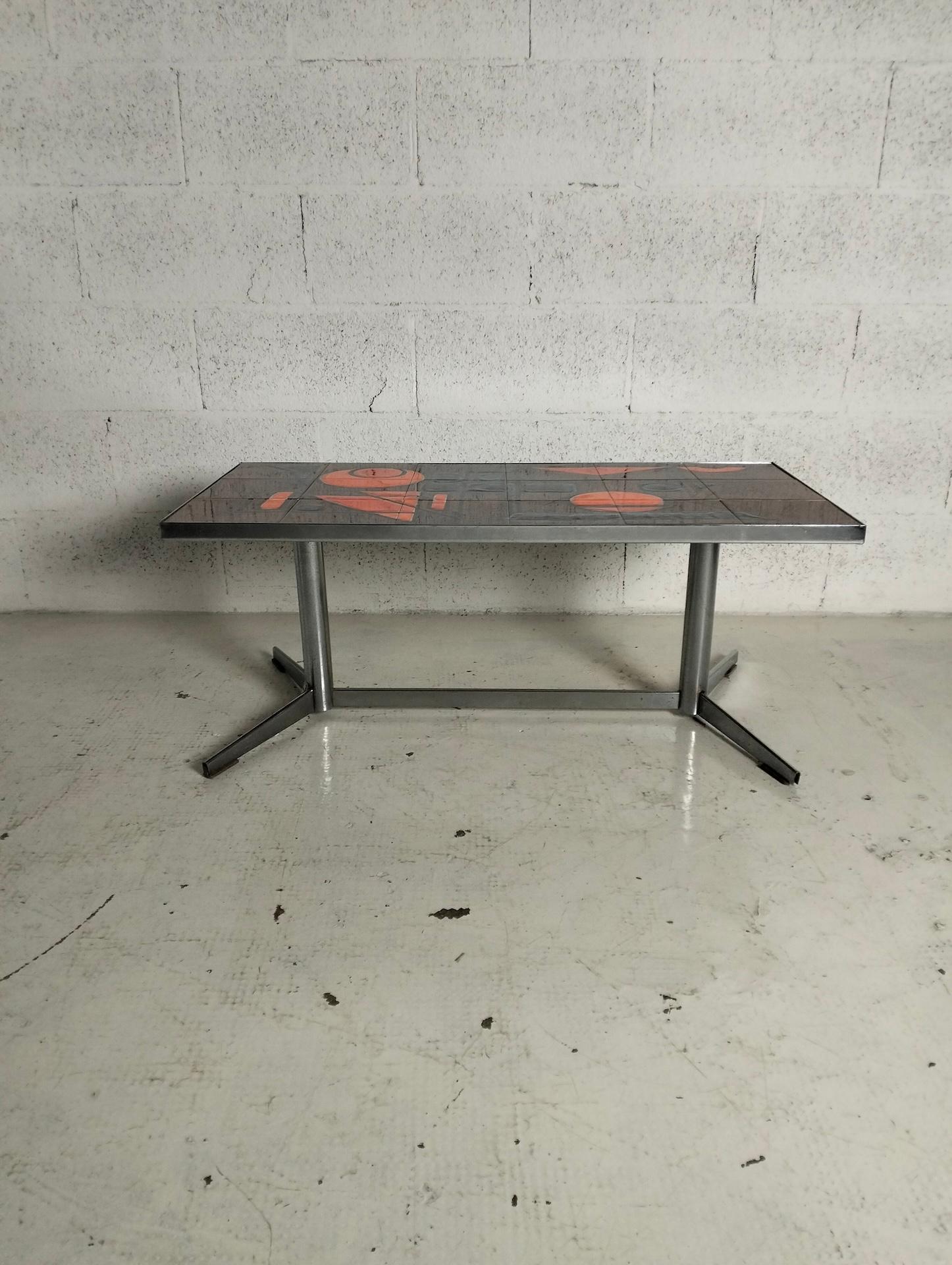 Französischer niedriger Tisch aus Metall und Keramik Vallauris, La Grange, 60er Jahre im Zustand „Gut“ im Angebot in Padova, IT